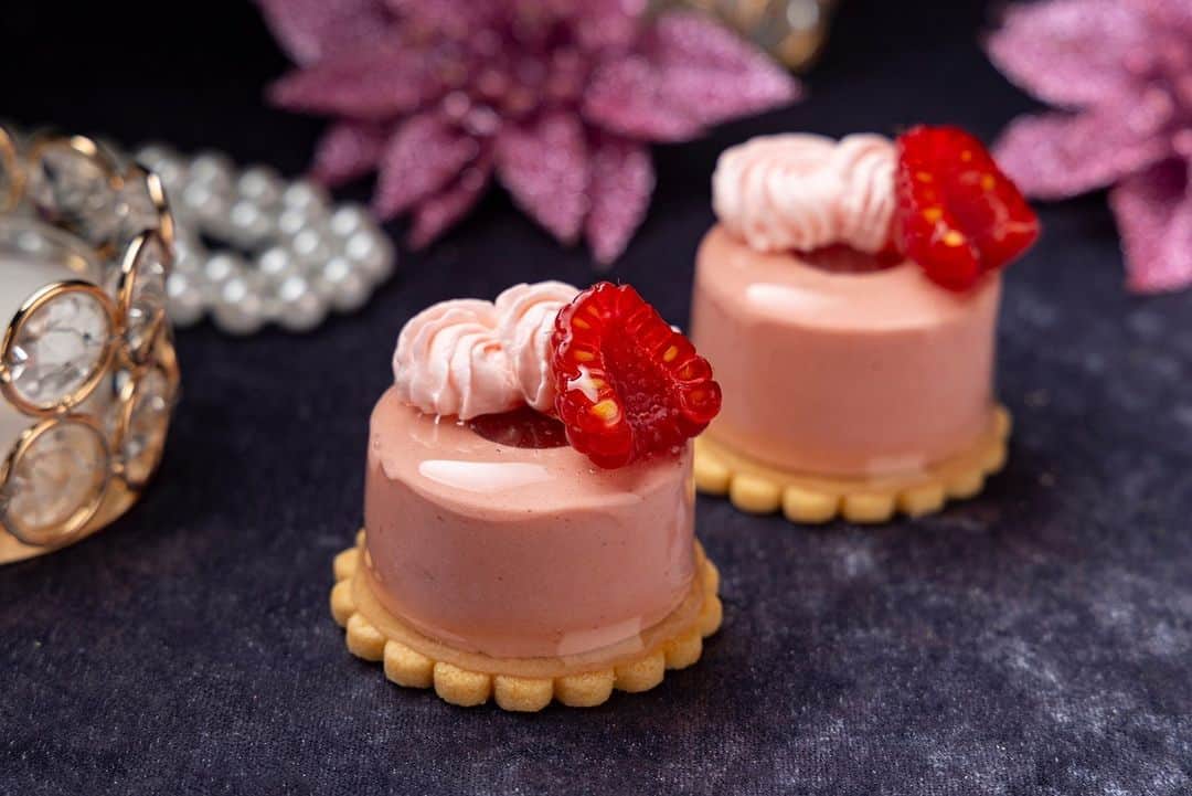 Conrad Tokyoさんのインスタグラム写真 - (Conrad TokyoInstagram)「華やぐ季節に上品な輝きがテーブルを彩る宝石箱をイメージした「フェスティブ・ジュエリーボックス　アフタヌーンティー」を11月1日（水）よりバー＆ラウンジ「トゥエンティエイト」開催します。煌びやかな雰囲気に包まれる華やかなスイーツをお楽しみください💎   Festive Jewelry Box Afternoon Tea inspired by the jewelry box that adorns the table with elegant sparkles during the festive season, will be held at TwentyEight Bar & Lounge from 11/1. Indulge in the gorgeous sweets surrounded by a glittering ambience💎  #コンラッド東京 #コンラッド #東京ホテル #ホテル #ラグジュアリーホテル #ホテル #ホテルライク #ホテルステイ #ホカンス #おすすめホテル #ステイケーション #クリスマス #クリスマスパーティー #アフタヌーンティー #アフヌン #ヌン活 #ティータイム #ホテル女子会 #コンラッドベア #conradtokyo #conrad #hotel #tokyohotel #luxuryhotel #tokyorestaurant #tokyotrip #tokyosweets #afternoontea #hightea #christmas」9月29日 19時00分 - conrad_tokyo
