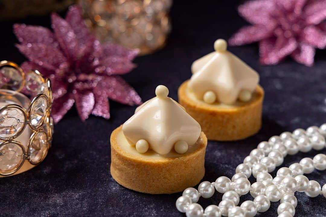 Conrad Tokyoさんのインスタグラム写真 - (Conrad TokyoInstagram)「華やぐ季節に上品な輝きがテーブルを彩る宝石箱をイメージした「フェスティブ・ジュエリーボックス　アフタヌーンティー」を11月1日（水）よりバー＆ラウンジ「トゥエンティエイト」開催します。煌びやかな雰囲気に包まれる華やかなスイーツをお楽しみください💎   Festive Jewelry Box Afternoon Tea inspired by the jewelry box that adorns the table with elegant sparkles during the festive season, will be held at TwentyEight Bar & Lounge from 11/1. Indulge in the gorgeous sweets surrounded by a glittering ambience💎  #コンラッド東京 #コンラッド #東京ホテル #ホテル #ラグジュアリーホテル #ホテル #ホテルライク #ホテルステイ #ホカンス #おすすめホテル #ステイケーション #クリスマス #クリスマスパーティー #アフタヌーンティー #アフヌン #ヌン活 #ティータイム #ホテル女子会 #コンラッドベア #conradtokyo #conrad #hotel #tokyohotel #luxuryhotel #tokyorestaurant #tokyotrip #tokyosweets #afternoontea #hightea #christmas」9月29日 19時00分 - conrad_tokyo