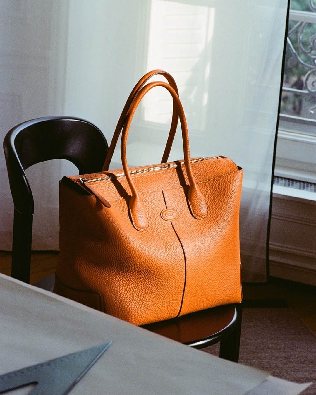のインスタグラム：「An icon with everlasting style. The Di Bag is available in a wide variety of sizes, colours, and materials.  #Tods #TodsDiBag」