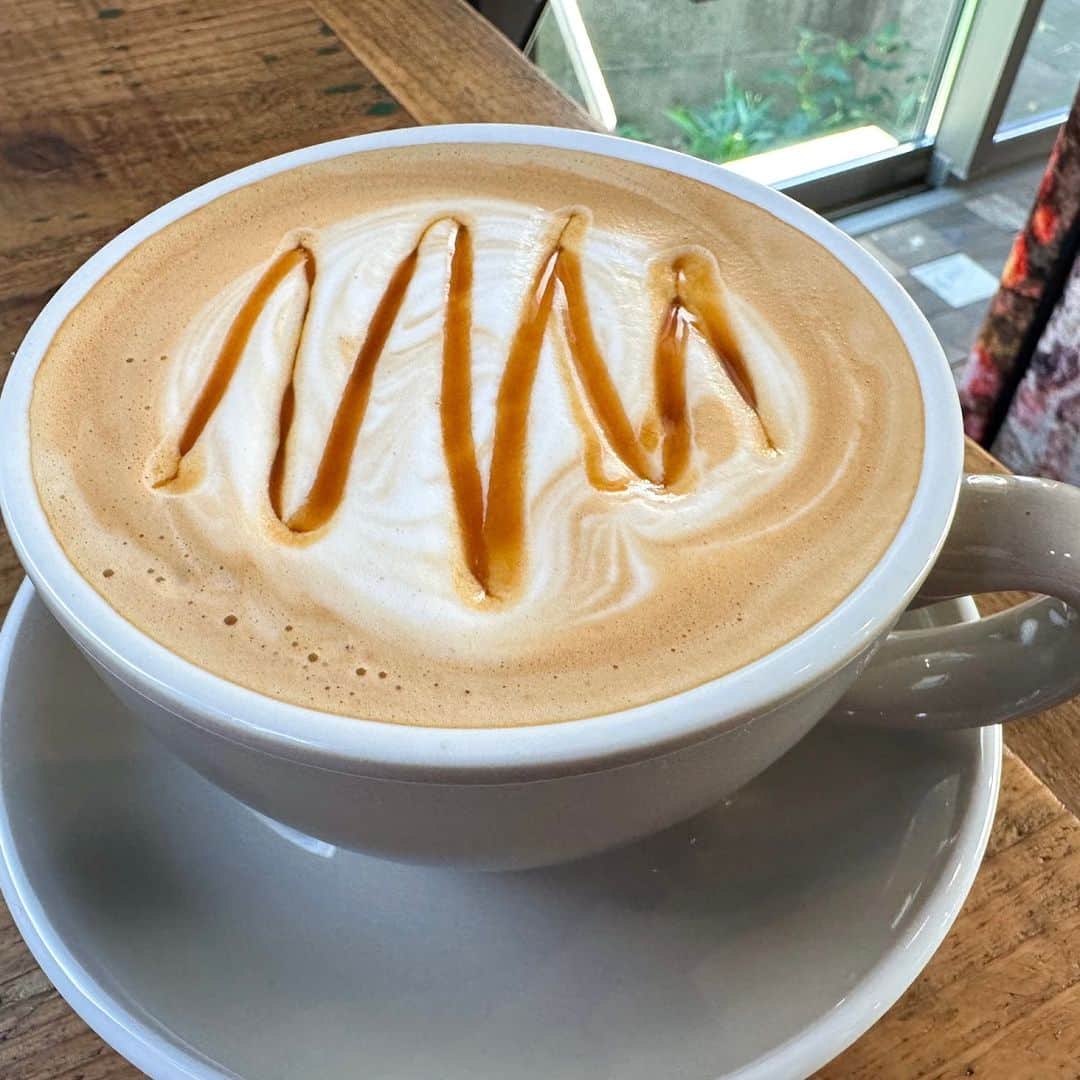 デパぐるッ！福岡さんのインスタグラム写真 - (デパぐるッ！福岡Instagram)「【モーニング】6時から500円で朝ごはん！ “まだまだ穴場”なおしゃれカフェ  2023年8月に福岡市中央区赤坂にオープン🎉  地下鉄空港線・赤坂駅から歩いて約9分の裏路地に、ひっそりと佇む隠れ家みたいなカフェ『hanako（ハナコ）』 ☕️  ドライフラワーやプリザーブドフラワーを取り扱う花屋、ネイルサロン、カフェの3つの顔を持つお店です💐💅  朝6時からオープンしていて、朝ごはんやカフェメニューを楽しむことができます☀️  朝ごはんには、500円の『和ごはん』がおすすめ🍚  ごはん、お味噌汁に加え、白和え、にんじんラペ、山芋の細切りなど、毎日食べても飽きのこない献立です😌  生チョコレートなど6個のデザートメニューのほか、ドリンクはコーヒーや紅茶、ハイボールなどのお酒も提供されていますよ👌  8月にオープンしたばかりで、まだまだ穴場な『hanako（ハナコ）』🌼  早起きして、ドライフラワーやおいしい食事に癒されに訪れてみてはいかがでしょうか？  お店の詳細はARNEの記事でチェック！ プロフィールからARNEのサイトへ飛べますよ♪ 👉🏻『@arne_gourmet』  ARNEグルメで 福岡の美味しいグルメ情報を毎日配信中！ ぜひお気軽にフォローしてくださいね😉 ___________________________ @hicho_cafe さんのご紹介です♪  #ARNE福岡 #福岡グルメ#グルメ #福岡カフェ#福岡スイーツ #福岡ごはん#ごはん #福岡カフェ巡り#福岡ランチ #福岡旅行#福岡観光 #福岡#福岡県#fukuoka #カフェ#ランチ#ディナー #グルメ好きな人と繋がりたい #グルメスタグラム #福岡食べ歩き#福岡グルメ部 #福岡めし#福岡ご飯 #福岡好きな人と繋がりたい #赤坂グルメ#赤坂カフェ #穴場カフェ#福岡モーニング #hanako」9月29日 19時00分 - arne_gourmet