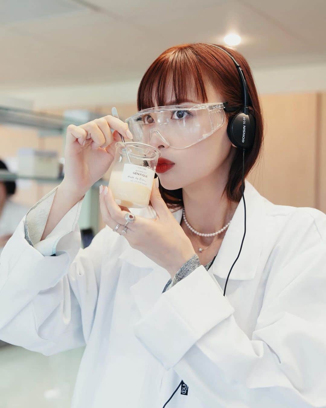 鈴木えみさんのインスタグラム写真 - (鈴木えみInstagram)「@lancomeofficial ラボツアー👩🏻‍🔬🔬 ランコムは世界各地にラボがあり、それぞれの得意分野を中心に研究が進められています。 今回お邪魔したパリのラボは50年代に出来た初ラボで、主に製品の性能評価をする役割を担っているんだそうです。 研究開発の歴史をはじめ、原料を見たり触ったり処方について学んだり。ジェニフィックを調合するワークショップも行われました🧪 日本で販売されているジェニフィックは、世界随一の🇯🇵専用フォーミュラで、他国のものよりもみずみずしく浸透しやすいテクスチャー。スキンケアステップを多く重ねる日本の習慣に合わせて作られているって知ってましたか？？✨ そして毎回ドキドキしちゃう肌測定😛うれしいことに全体評価はとても良かったのですが、強いて言うならば「保湿をがんばりましょう」という結果が出ました。はい、パーフェクト目指して一生懸命がんばります❤️‍🔥 ㅤㅤㅤㅤㅤㅤ #ランコム #ジェニフィック #lancomeskincare #PR」9月29日 19時00分 - emisuzuki_official