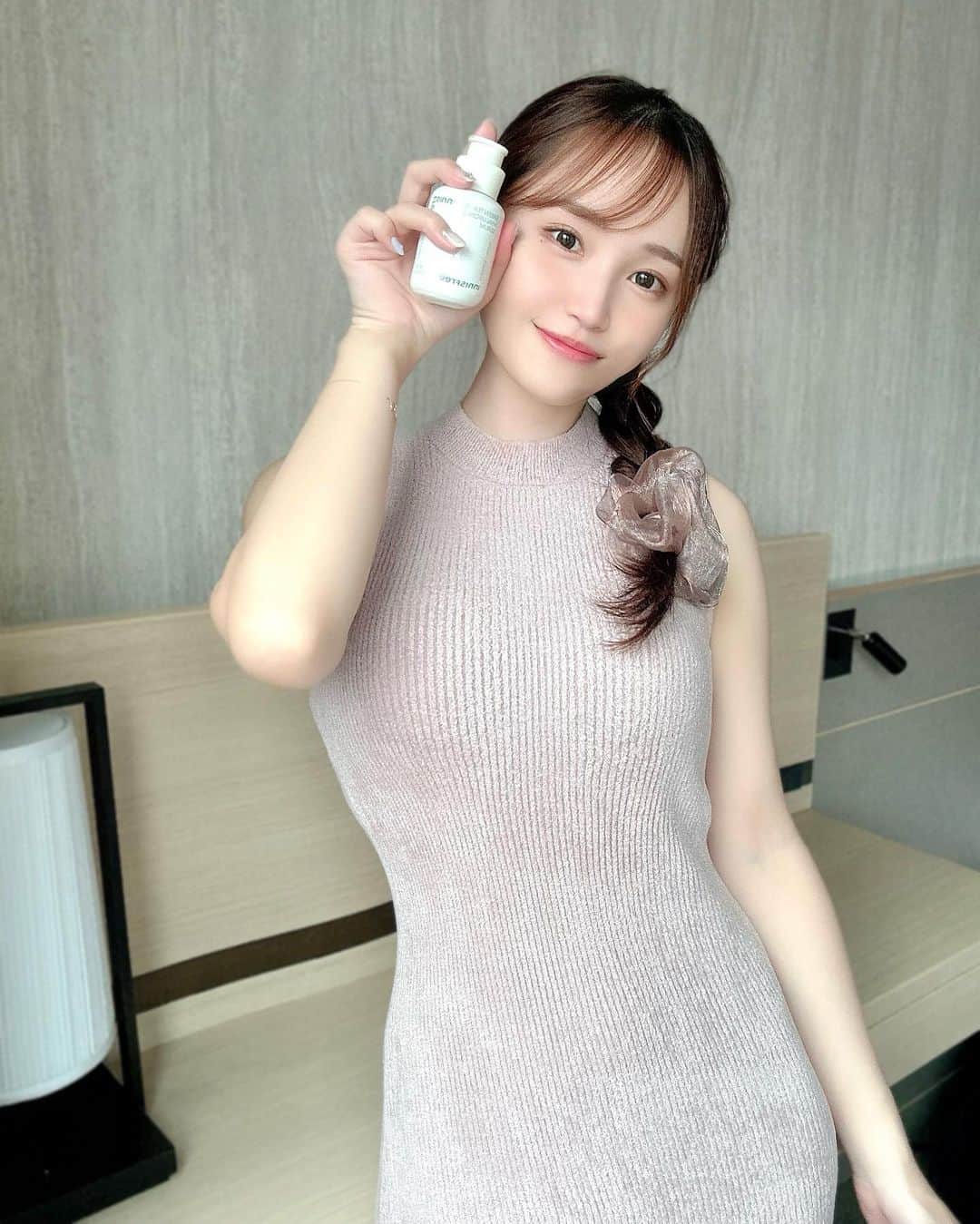 ぷーちゃんのインスタグラム：「🐶🍯  もう2年ぐらい愛用してる Innisfreeのグリーンティーシード ヒアルロン セラム💚🍃  導入美容液で有名やから使ってる人も多いはず☺️  リニューアルされてパッケージも新鮮で、 香りもより良くなって癒される(◦ˉ ˘ ˉ◦)  朝晩、化粧水の前に塗って 化粧水の浸透を高めてるよ🫶  サラッとしてて次のスキンケアを選ばへんのが すきなポイント🥺  リニューアル後は 保湿成分チャ葉エキスとナノカプセルヒアルロン酸*2が、 より素早く*3潤いを角質層のすみずみまで届くようになったよ🍃  *2 ヒアルロン酸Ｎａ、ヒアルロン酸、ヒアルロン酸クロスポリマーNa、加水分解ヒアルロン酸、アセチルヒアルロン酸Na *3 従来品と比較  7月1日から、 全国直営店、公式オンラインショップ、Qoo10、楽天市場店、Amazon、@cosme SHOPPINGで販売中💫  #イニスフリー #グリーンティーシードヒアルロンセラム #ヒアルロン酸 #innifriends #pr」