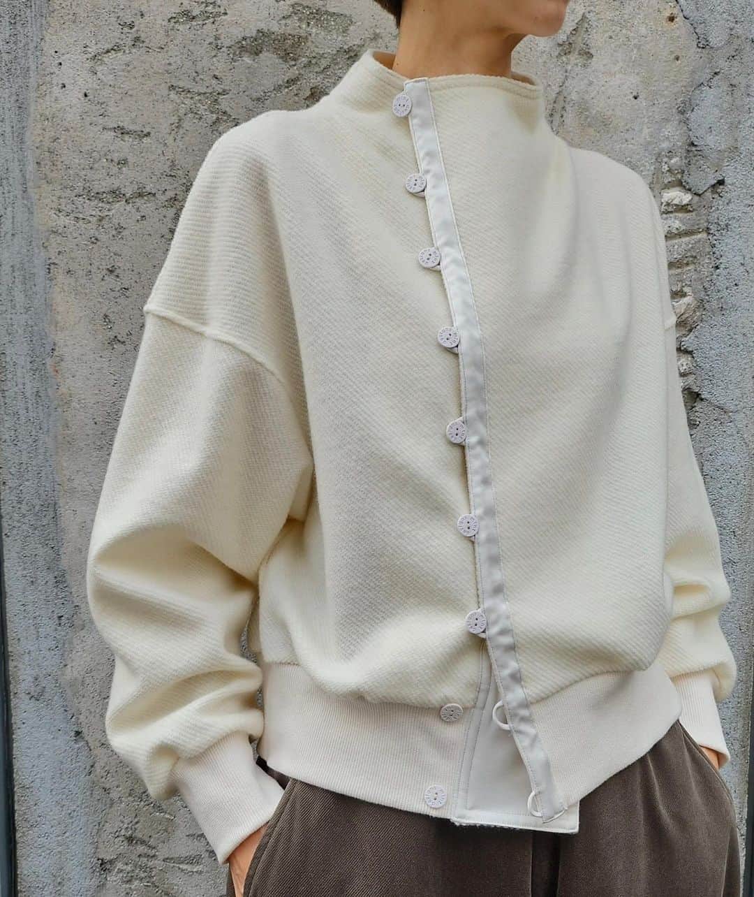 ミントデザインズのインスタグラム：「. -LOOP JACKET-  柔らかくて温もりのある糸で作ったループ生地のジャケット。 アイボリーの色味と凹凸感のある織りが柔らかいニュアンスを演出してくれます。 ボタンのディティールを活かし、前を開けて切り替えのサテン生地を見せてもイメージチェンジができて楽しい一枚です。  #mintdesigns #ミントデザインズ #2023aw」