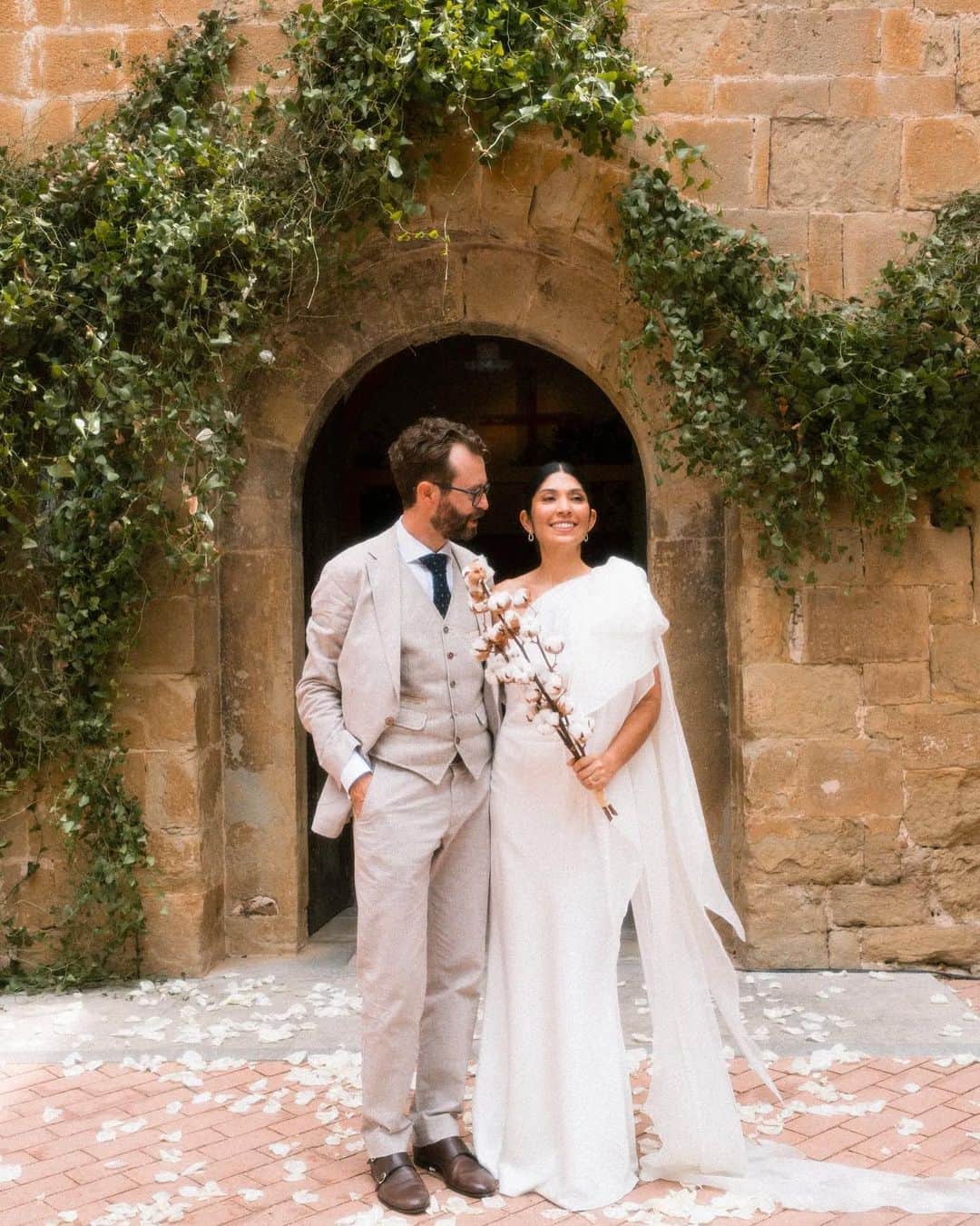 Vogue Españaのインスタグラム：「“La flor de algodón es el símbolo perfecto de un matrimonio que ha resistido la prueba del tiempo durante varios años. El algodón es maleable, suave y, sin embargo, increíblemente fuerte”, explica Pauli sobre el ramo que escogió para casarse con Toni en una ceremonia en Girona. Para la boda, la novia eligió un disño de @joaquinperezvalette, que combinó con zapatos de @loefflerrandall. {Puedes ver todas las fotos y detalles de la boda en el link de la bio} ▪️Fotos: @david_griso ▪️Texto: @mariaaguilaarm」