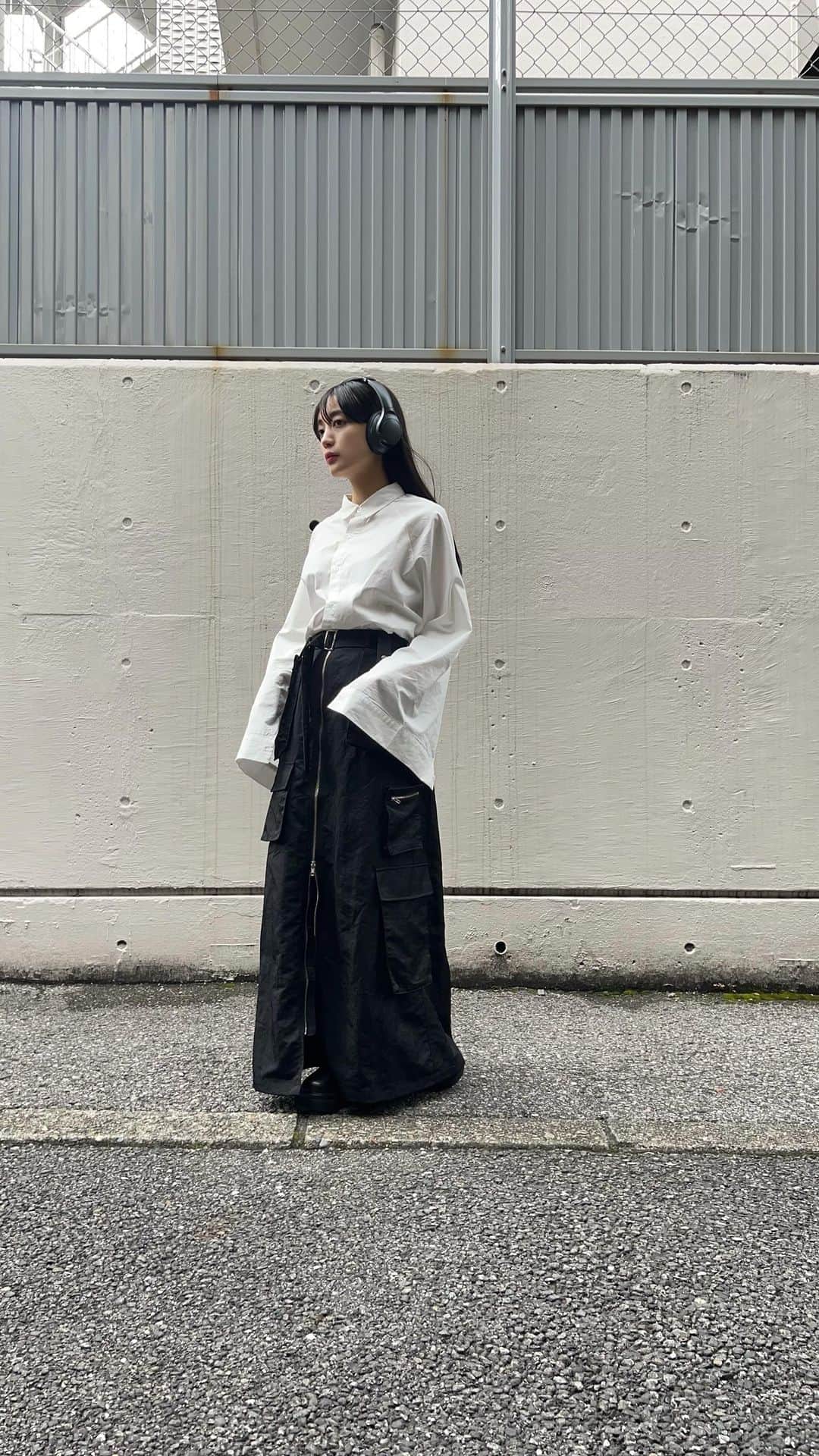佐藤里緒菜のインスタグラム：「_ きっちりシャツにカーゴスカートのバランス良き🫡  shirt @happyjohn_official  skirt @marte_vintage   #ootd #martesnap #happyjohn #marte #sahara  #骨格ナチュラル #158cmコーデ」