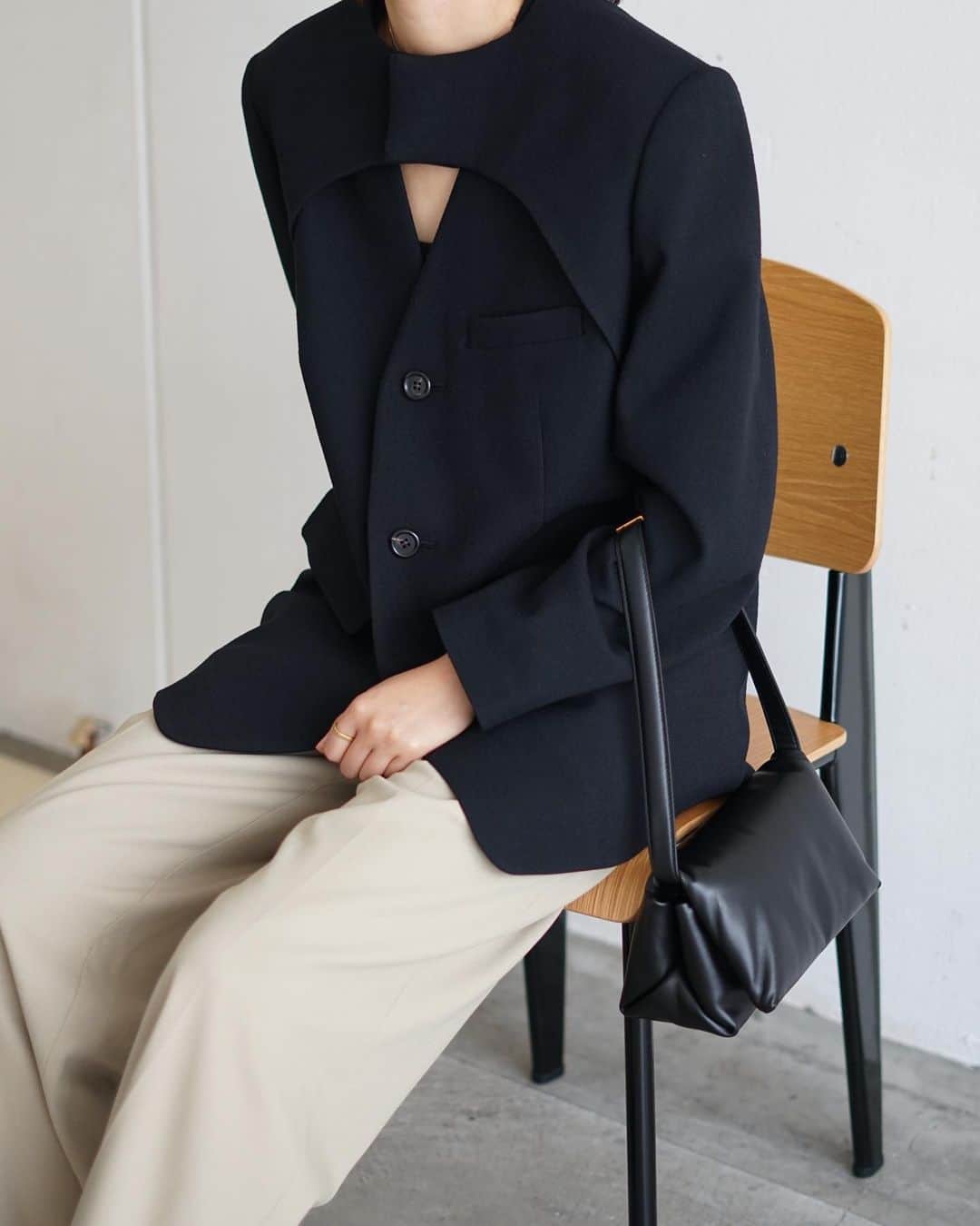 のインスタグラム：「INSCRIRE  Double Cloth Layered Jacket ￥107,800(tax in)  ジャケット、ベスト、アームカバーの３WAYで着用ができるジャケット。  気分や季節に合わせて着用できるので、オールシーズンで着用可能でごさいます！  また、ほど良い膨らみのダブルクロス素材を使用しているので上品な仕上がりになります。  ⁡ ⁡ ⁡ 詳しくはオフィシャルサイト【ARKnets】にて。 ■商品や通信販売に関しまして ご不明な点がございましたらお気軽にお問い合わせください。 ----------------------------------- オフィシャルサイトの在庫と店頭在庫は共有しております。 商品に関しましては、お気軽にコメントや店舗までお問い合わせください。 ⬇︎⬇︎⬇︎ @ann_de_ark  @arknets_official ⁡ #fashion #栃木 #宇都宮 #ショップ #セレクトショップ　#arknets #anndeark #inscrire #marni  ----------------------------------」