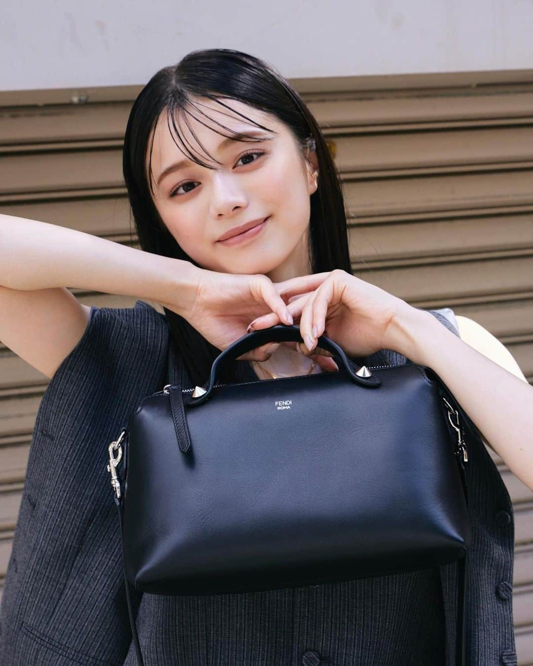 紺野彩夏さんのインスタグラム写真 - (紺野彩夏Instagram)「Fendi By The Way  ストラップの使いわけでどんなスタイルにも合わせられる、かっこいいバッグ👜  いつもとはまた違った大人な雰囲気になりました☺︎  #fendi #FendiByTheWay」9月29日 19時02分 - ayaka_konno_official