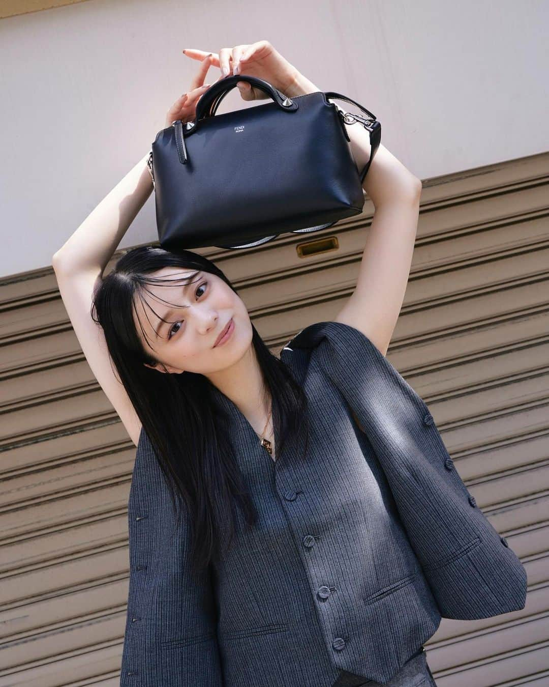 紺野彩夏さんのインスタグラム写真 - (紺野彩夏Instagram)「Fendi By The Way  ストラップの使いわけでどんなスタイルにも合わせられる、かっこいいバッグ👜  いつもとはまた違った大人な雰囲気になりました☺︎  #fendi #FendiByTheWay」9月29日 19時02分 - ayaka_konno_official