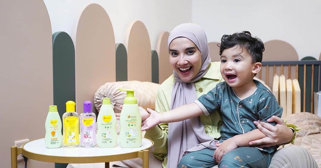 Zaskia Sungkarのインスタグラム：「Seorang Ibu tentu selalu ingin memberikan yang terbaik untuk keluarga dan buah hati sebagai bentuk tanda cintanya yang tulus.  Sama halnya seperti Konicare @bundakonicare menunjukan tanda cinta sepenuh hati dengan selalu memberikan perawatan terbaik, dari bahan bahan alami yang pastinya lebih aman untuk si kecil. Aromanya lembut, dan bikin anak nyaman seharian.  Yuk mulai sekarang merawat si kecil dengan produk-produk dari @bundakonicare biar bisa sama seperti Ukkasya ☺️  #KonicarePilihanTerbaik #MerawatLebihLembut #TandaCintaBunda #KonicareMinyakTelonPlus #KonicareNaturalBabyBath #SharingParenting #TipsIbu」