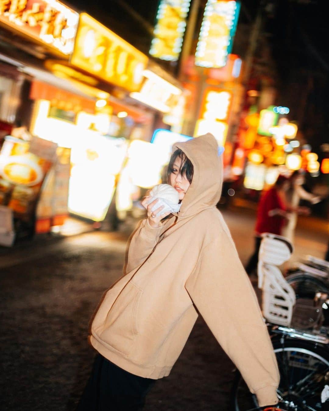 三阪咲のインスタグラム：「肉まんより豚まん派🤫  📸: @holyhuman__1231  @ariyama.mp4」