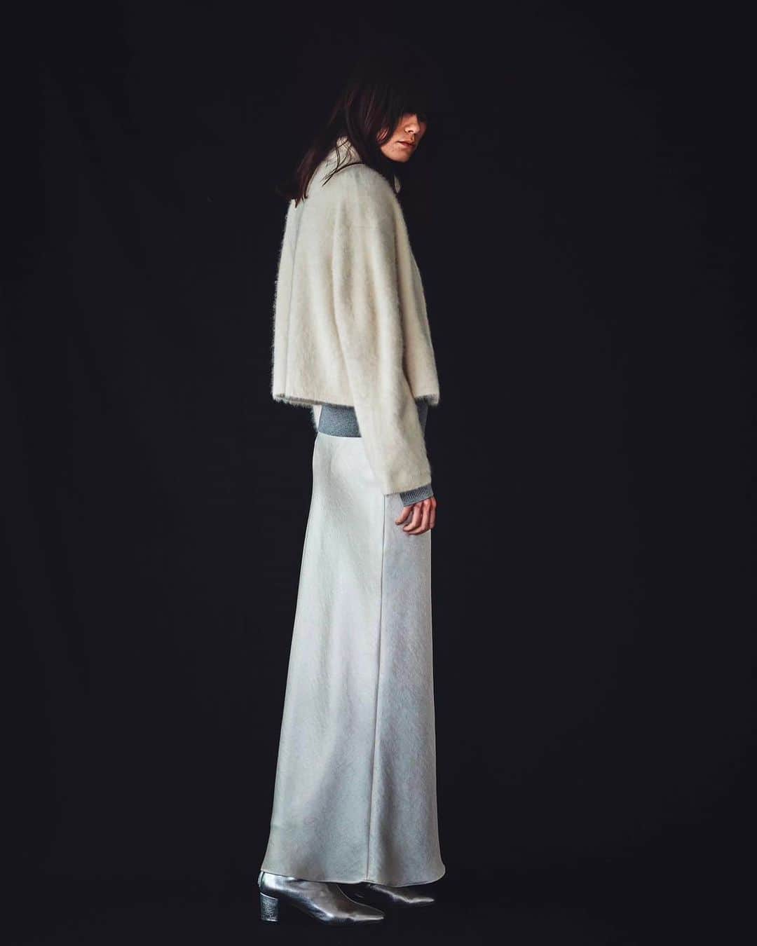 DRESSLAVEのインスタグラム：「. DRESSLAVE 2023 AUTUMN & WINTER COLLECTION  knit ¥18,700 / #TSURUbyMarikoOikawa jacket ¥27,500 (Coming soon) skirt ¥24,200 (Coming soon) boots ¥46,200 / #FABIORUSCONI  #DRESSLAVE #ドレスレイブ #23aw #2023aw #autumn #winter #catalog #webcatalog #fashion #coordinate #styling #knit #ニット #ニットジャケット #白ニット」