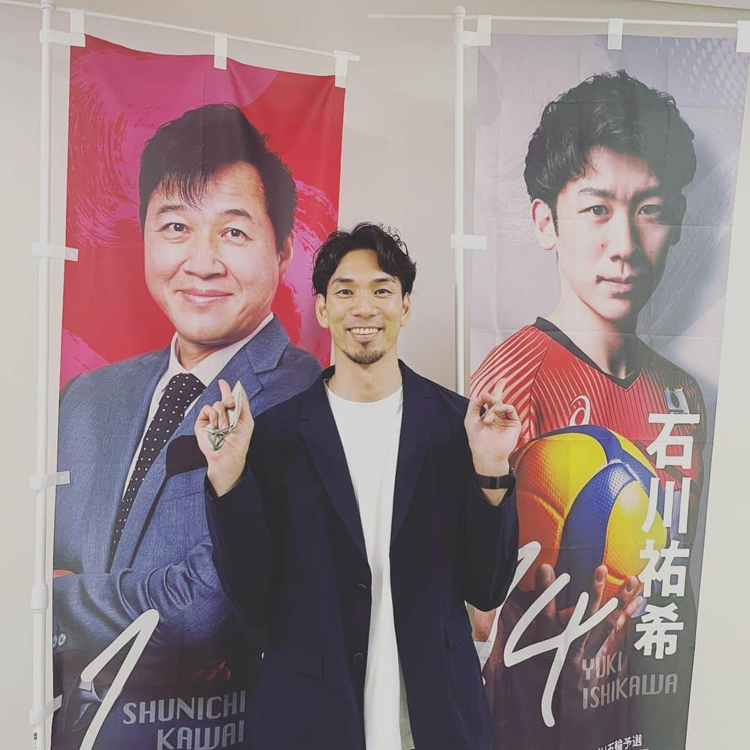 福澤達哉さんのインスタグラム写真 - (福澤達哉Instagram)「*** THE TIME HAS COME…🔥🔥🔥 Men’s volleyball Olympic Qualification 🏐  #バレーボール #パリ五輪予選 #ワールドカップ #龍神NIPPON #いよいよ明日開幕🔥 #みんなのパワーを届けよう🙌 #私も全試合解説します🎙️ #運気の上がりそうな2人に挟まれて #準備万端💪 #チャオ」9月29日 19時05分 - 1tatsu5