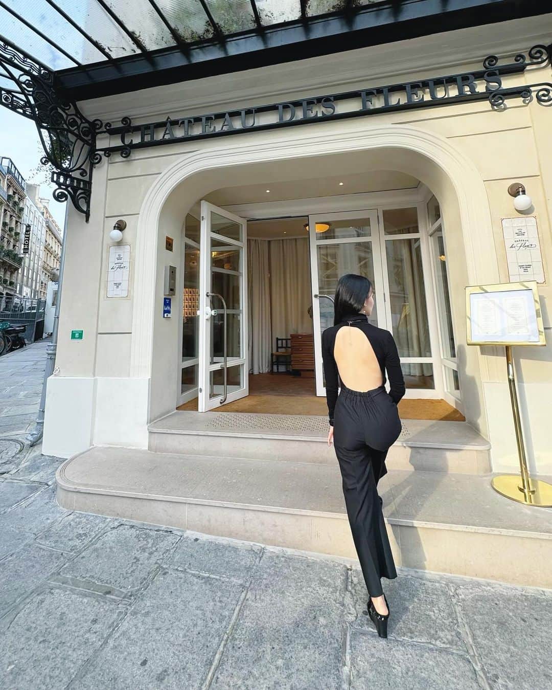 岩間恵のインスタグラム：「今回パリで泊まったホテル @hotelchateaudesfleurs 🌼  凱旋門近くでとても便利な場所でした！ 綺麗だしおしゃれだし、朝食も美味しくて大満足🥐  #stayinginparis 🇫🇷」