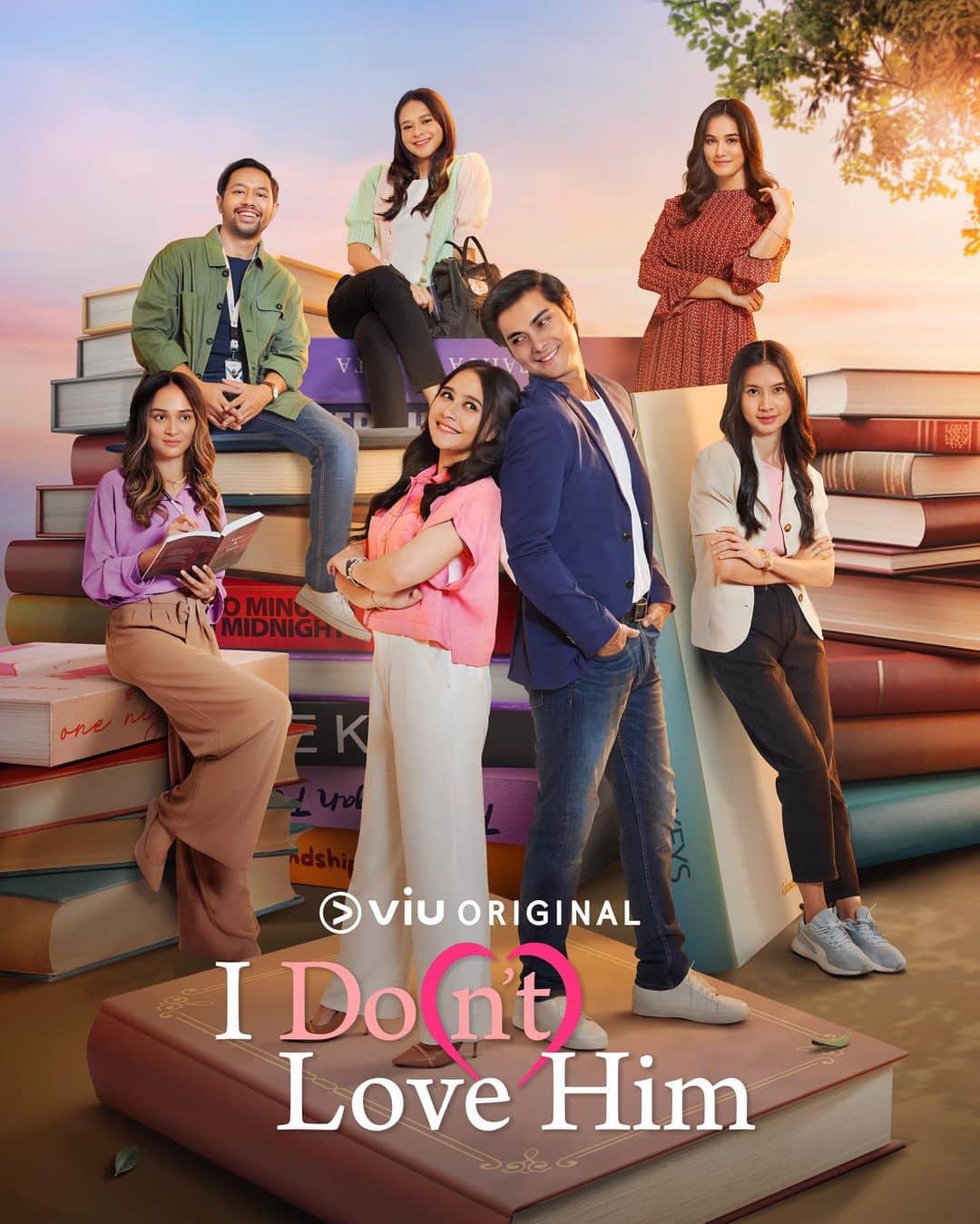 Prilly Latuconsinaのインスタグラム：「Gimana kalo kita suka sama boss kita sendiri? mending jujur atau pendem aja???   AAAA GAK SABAR BUAT KALIAN NONTON   Series romansa komedi Viu Orginal I Do(n’t) Love Him tayang mulai 18 Oktober 2023, hanya Viu.  #Viu #IDontLoveHim #IDontLoveHimSeries」