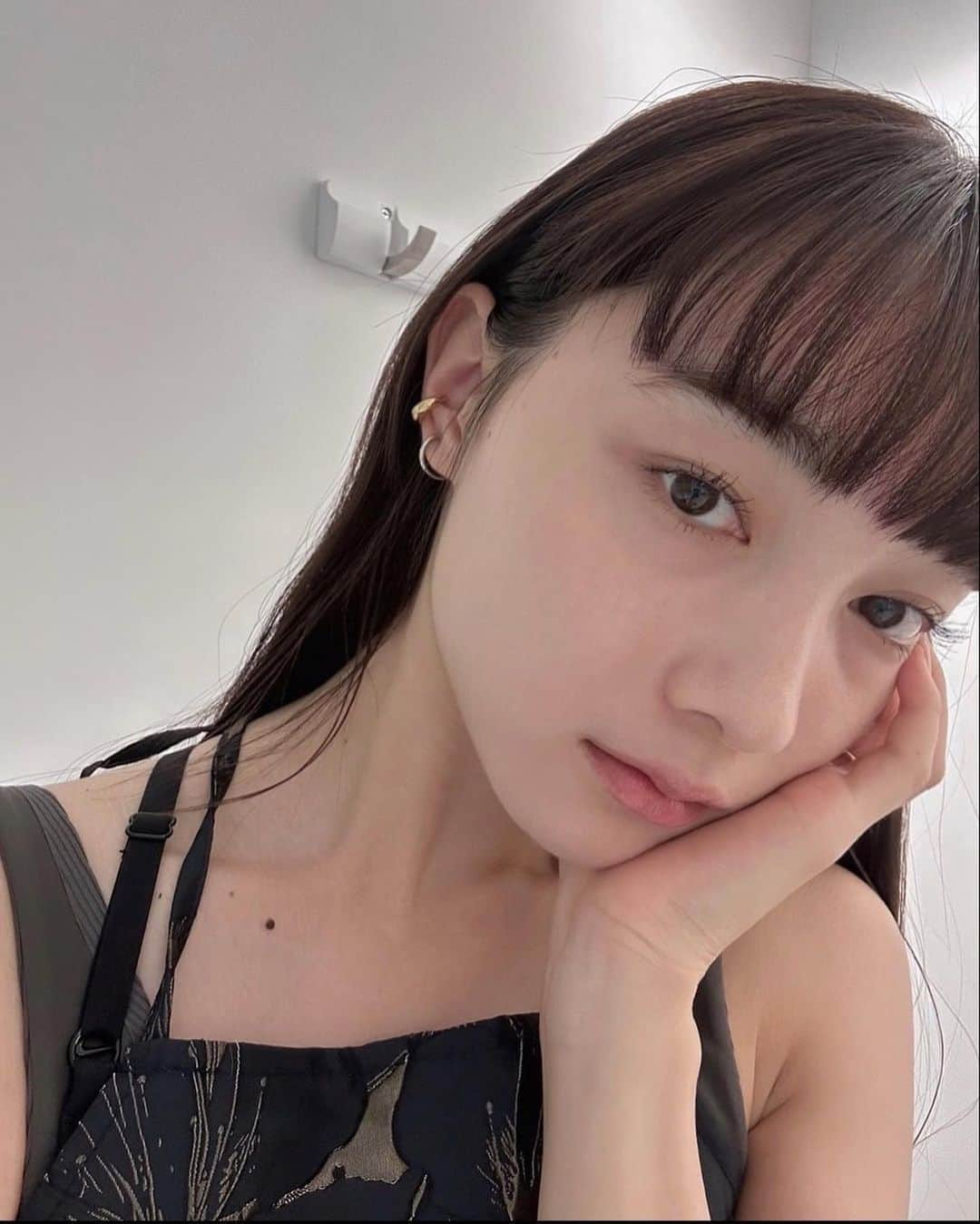 新野尾七奈のインスタグラム：「UZU BY FLOWFUSHI "MOTE MASCARA"👀💗🤎 New処方+ブラシ＋デザインで登場しました🎉 私は全5色中バーガンディつけた...❤︎ まつ毛以外なにもお化粧しなくてもまつ毛にほんのり血色感がでるから印象がこの1本だけでも変わる、重ねるごとにまつ毛のリフトアップもボリュームも増し増しにしてくれるの！  美容成分も追加で配合されて「本気の、まつ毛ケア」もできるので心も見た目もハッピー🌈 @uzu_byflowfushi #UZU #MOTEMASCARA #UnframeTheBeaty #FLOWFUSHI」