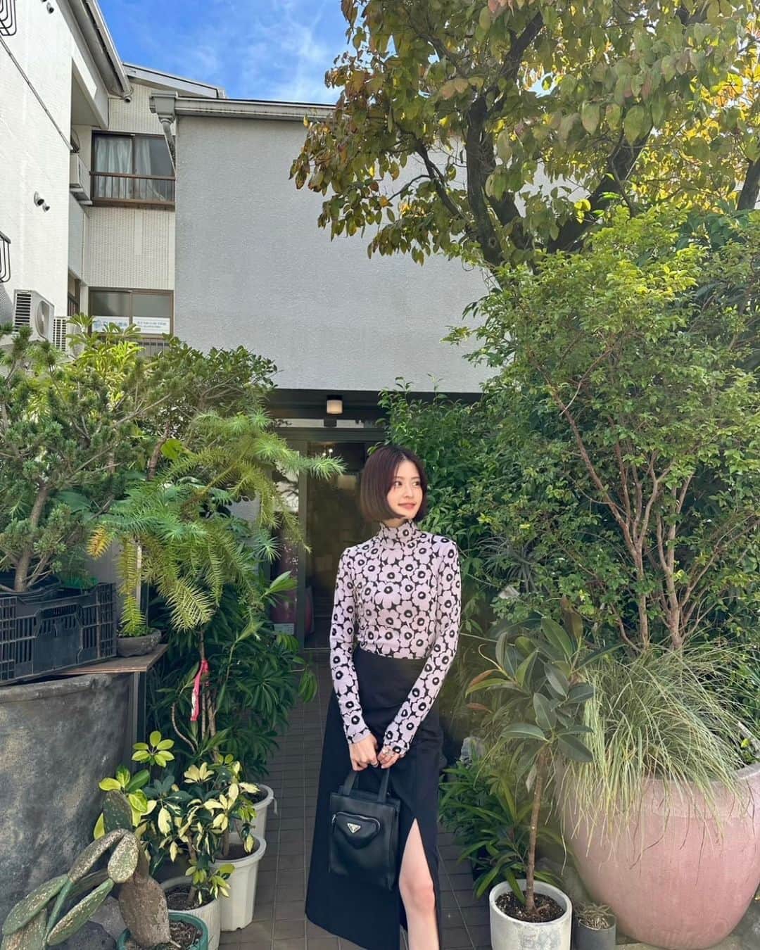 Marimekko Japanさんのインスタグラム写真 - (Marimekko JapanInstagram)「ウニッコ（ケシの花）柄のハイネックのカットソーをスタイリッシュに着こなしていただいたのは、横田ひかるさん @_rncn950805 。フィット感のある素材のため、1枚で主役としてもジャケットやニットのインナーとしても使えるコーディネートの幅を広げてくれるアイテムです。  #marimekko #marimekkofw23 #マリメッコ #マリメッコ愛 #北欧デザイン #フィンランド」9月29日 19時09分 - marimekkojapan