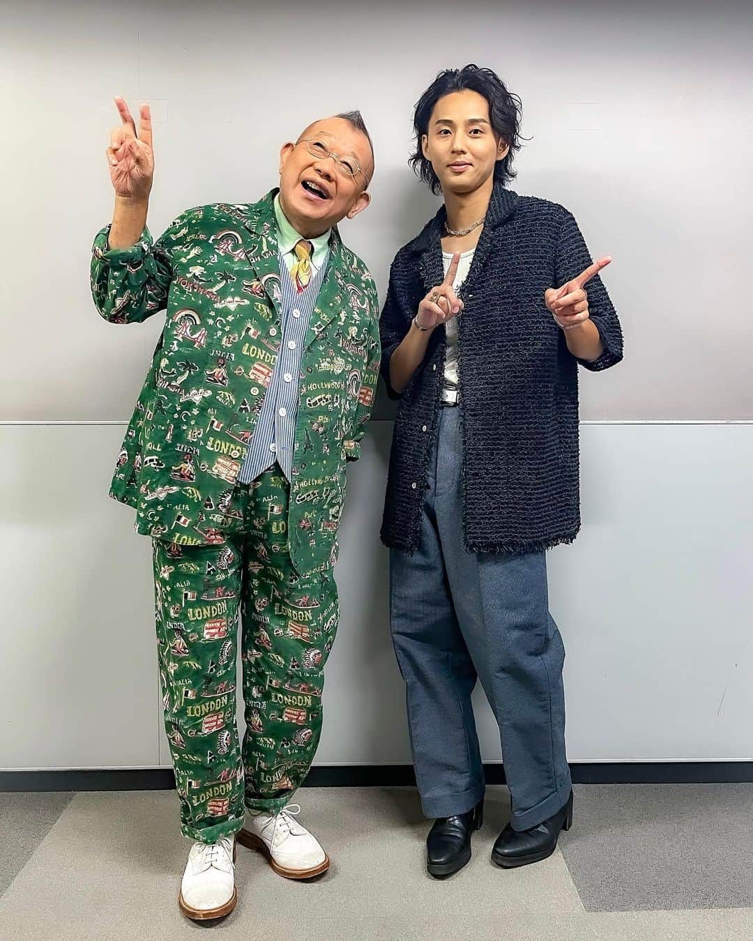 TBS「A-Studio」さんのインスタグラム写真 - (TBS「A-Studio」Instagram)「. スタッフ🤳 「プインプインポーズでお願いします!」  全然あってないけど… 楽しそうなので🙆‍♀️✨ 来週の投稿で正解発表します🥳 お楽しみに🤭  ▶︎9/22 放送 藤ヶ谷さん衣装 shirts:LIBERAL ARTS/THE GALLERY BOX Tanktop:Lewis Leathers Japan pants:BLURRED CLOTHING  #ベーガヤ #Aスタプラス #笑福亭鶴瓶 #藤ヶ谷太輔」9月29日 19時09分 - astudio_tbs