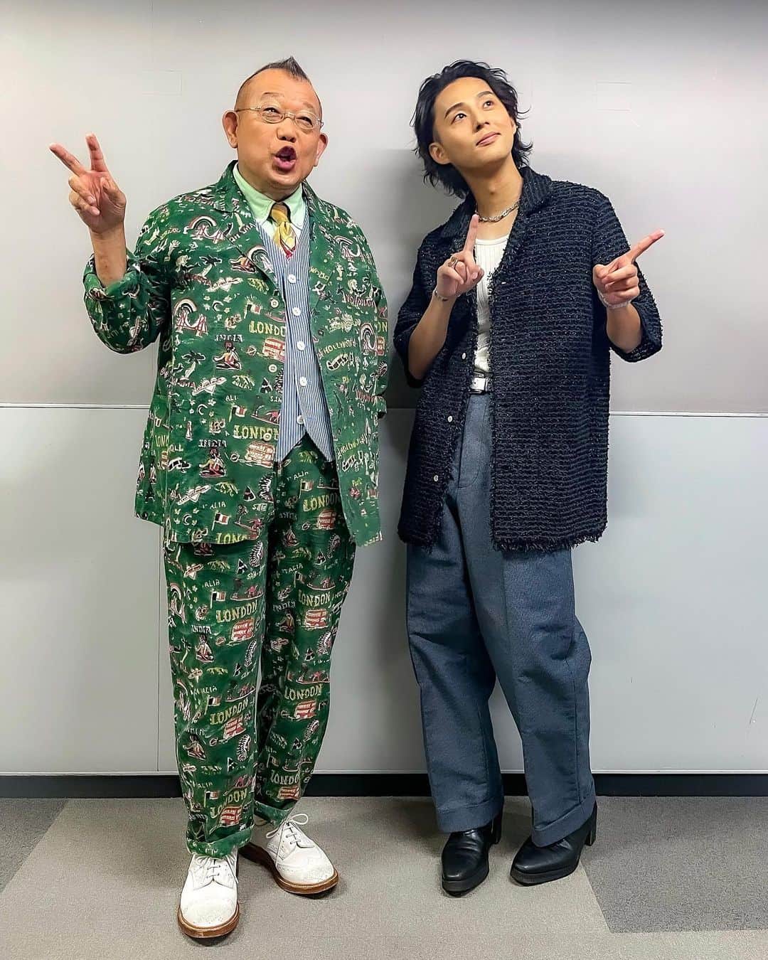 TBS「A-Studio」さんのインスタグラム写真 - (TBS「A-Studio」Instagram)「. スタッフ🤳 「プインプインポーズでお願いします!」  全然あってないけど… 楽しそうなので🙆‍♀️✨ 来週の投稿で正解発表します🥳 お楽しみに🤭  ▶︎9/22 放送 藤ヶ谷さん衣装 shirts:LIBERAL ARTS/THE GALLERY BOX Tanktop:Lewis Leathers Japan pants:BLURRED CLOTHING  #ベーガヤ #Aスタプラス #笑福亭鶴瓶 #藤ヶ谷太輔」9月29日 19時09分 - astudio_tbs