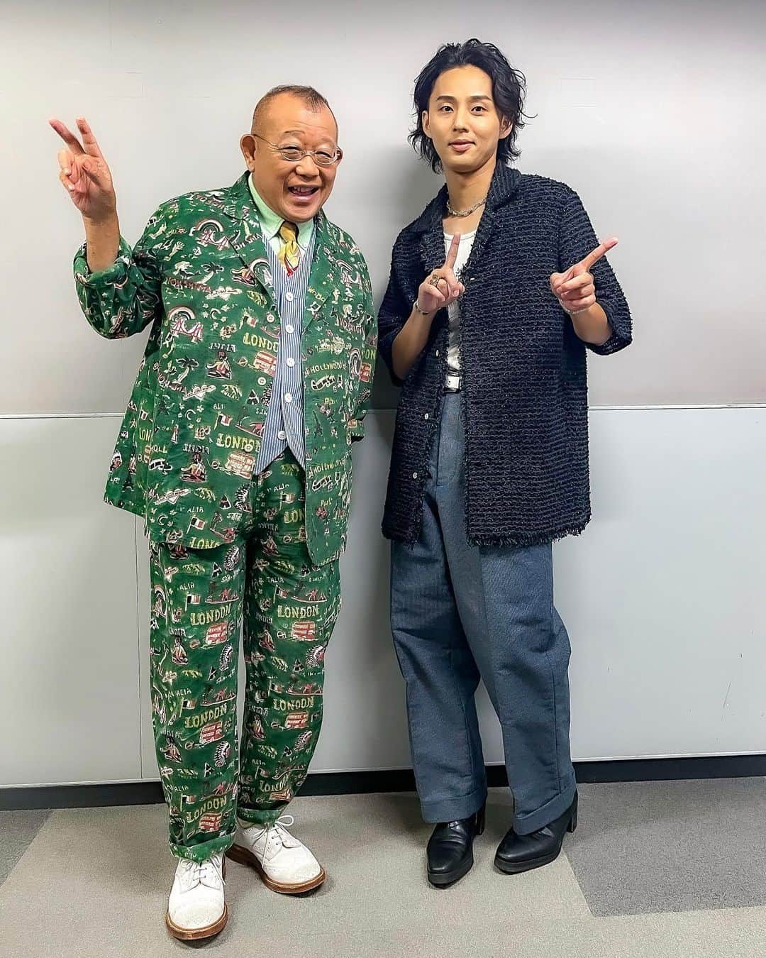 TBS「A-Studio」のインスタグラム：「. スタッフ🤳 「プインプインポーズでお願いします!」  全然あってないけど… 楽しそうなので🙆‍♀️✨ 来週の投稿で正解発表します🥳 お楽しみに🤭  ▶︎9/22 放送 藤ヶ谷さん衣装 shirts:LIBERAL ARTS/THE GALLERY BOX Tanktop:Lewis Leathers Japan pants:BLURRED CLOTHING  #ベーガヤ #Aスタプラス #笑福亭鶴瓶 #藤ヶ谷太輔」