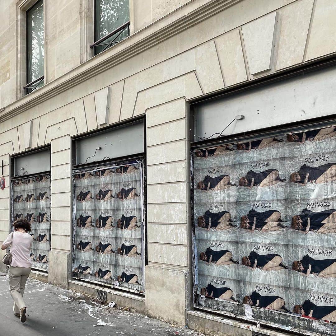 紗羅マリーさんのインスタグラム写真 - (紗羅マリーInstagram)「パリの街じゅうに　私がクリエイティブディレクターを つとめる @sauvageeyewear の広告が貼り 出されています🕶️👓  My dream came true…🌹」9月29日 19時09分 - saramary12