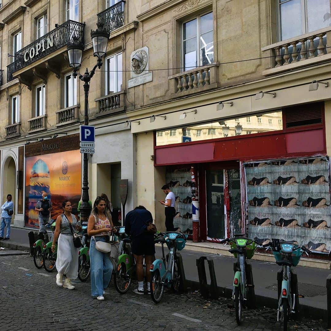 紗羅マリーさんのインスタグラム写真 - (紗羅マリーInstagram)「パリの街じゅうに　私がクリエイティブディレクターを つとめる @sauvageeyewear の広告が貼り 出されています🕶️👓  My dream came true…🌹」9月29日 19時09分 - saramary12