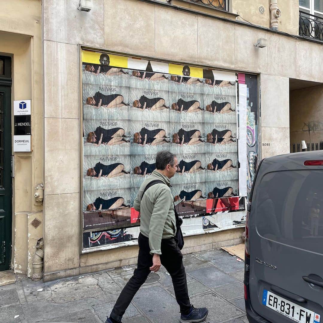 紗羅マリーのインスタグラム：「パリの街じゅうに　私がクリエイティブディレクターを つとめる @sauvageeyewear の広告が貼り 出されています🕶️👓  My dream came true…🌹」