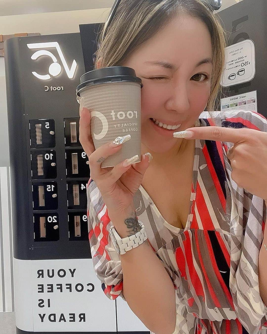 詩音のインスタグラム：「☕️☕️☕️  『スマートコーヒースタンド』初体験してきましたー！！専用アプリからオーダー📱するとAIがそれぞれの豆に合った個別の焙煎と淹れ方で、一杯一杯バリスタが淹れた味を追求してくれる無人カフェ😳‼️  root Cは産地にこだわり、徹底的に味を追求していて一般のカフェチェーンでは取り扱っていないとても希少なコーヒーが揃ってるの🩵  私はブラジル セルタオのホット、エチオピア アリーチャのアイスが好きな味でとっても美味しかったよ🩵(コスタリカ ラ・メサも😋)  沢山種類があって迷っても、アプリ内で質問に答えると自分にあった種類をお薦めしてくれる機能もあるから安心🫰🏻  ちなみに私は新横浜駅のスマートコーヒースタンドを利用したよ🚄待合室内にあるから旅行や出張などの方にもオススメ！！  様々な商業施設や駅、オフィスビルなどに設置されているから気になったら近くにあるかチェックして利用してみてね✅  PR @rootc_cafe  #ロボットコーヒー #ルートシー #無人カフェ #東京カフェ #東京カフェ巡り #aiロボット #rootc」