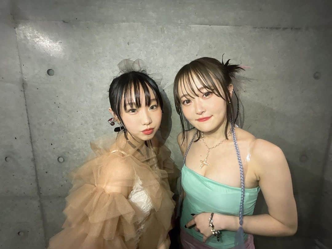 荒井麻珠のインスタグラム：「せりちゃん、ありがと⛪️🤍すき」