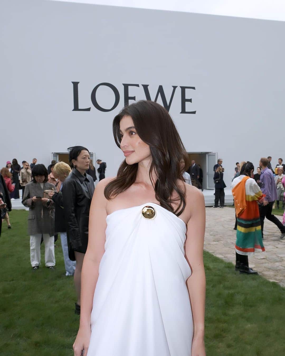 アン・カーティスのインスタグラム：「Kicking off my first ever Paris Fashion Week at @Loewe by the brilliant @jonathan.anderson 🤍✨ #Loewe #LoeweSS24  #PFW」