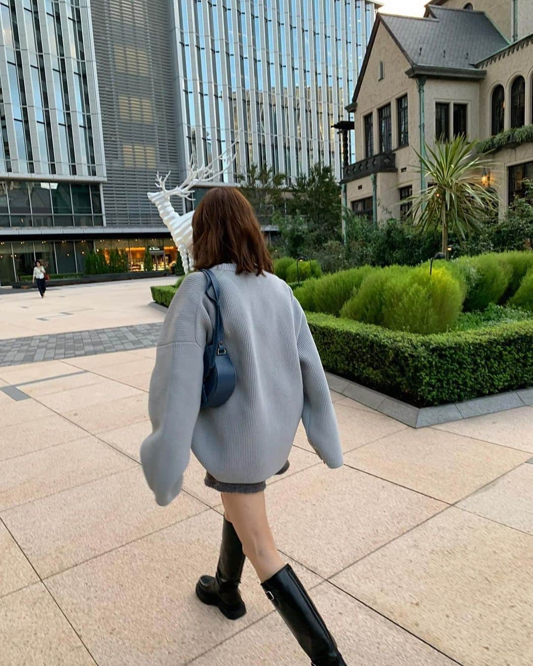 のインスタグラム：「💙👔　  . ボリュームニットにショートパンツの 組み合わせは昔から好き♡  ブルーとかグレーも最近好きで この日はグラデーションコーデにしてみたよ🪿  . この初登場ニットは @encircletokyo の🩵 再生ポリエステルで地球に優しい上に ストレッチ性も高くて着心地も良い◎   この暑い秋にもぴったりの軽めニットだよ。 肉厚でハリ感があるのも好きだし、速乾性もあるから夏は水着の上から着れるという…オールシーズンOKニット😋♡ 10月3日発売(もうすぐ♡)  . 10月12日からLUMINE有楽町にてPOP-UPも開催するみたいだから是非行ってみて💙  . #PR #ENCIRCLE #エンサークル  #ニット  #ボリューム大好き　 #💙」