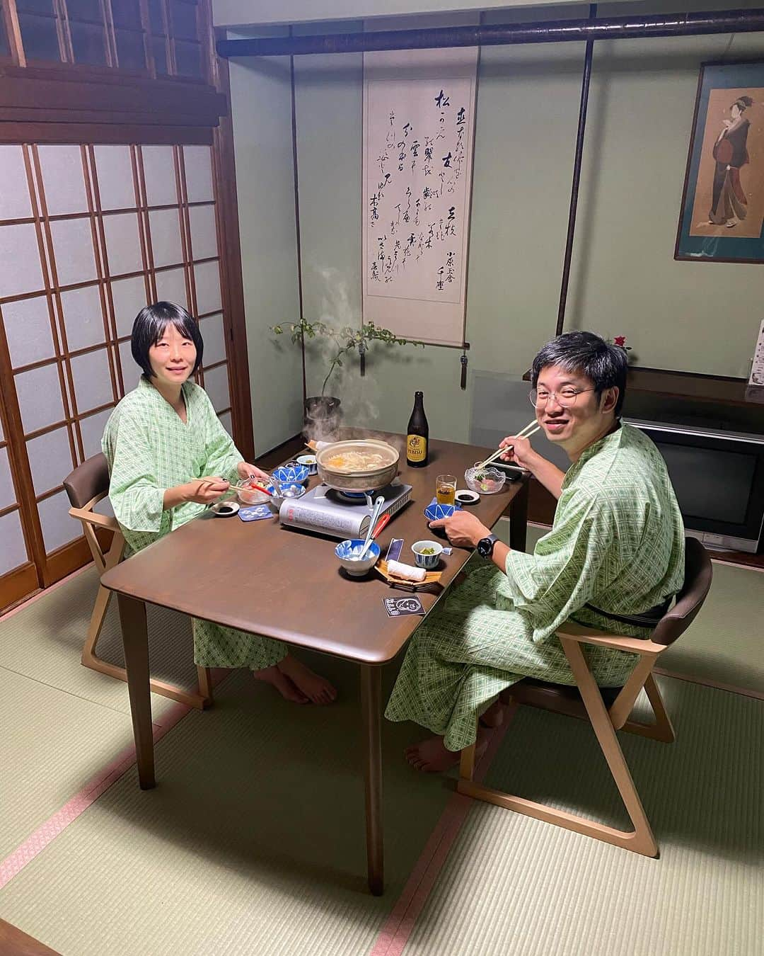 旅館 お多福さんのインスタグラム写真 - (旅館 お多福Instagram)「本日は久しぶりに台湾からのお客様、予約後からずっとGoogle翻訳様にお手伝いしてもらいながらメールでのやり取りをしていました。 日本がお好きらしくもう15回目くらいの来日、岡山は初めてだそうです。 牛肉がお好きらしくそずり鍋を召し上がって頂きました。 コロナも落ち着きましたのでまた海外からのお客様に来て頂きたいです。 #岡山 #津山 #okayama #tsuyama #旅館 #鍋 #雉鍋 #キジ鍋 #ケンケン鍋 #そずり鍋 #黒豚しゃぶしゃぶ #出汁しゃぶ #お多福 #旅館お多福 #欢迎  #台湾 #インバウンド #多謝 #歡迎您來津山 #見到您很高興 #請下次再來」9月29日 19時21分 - ryokan_otafuku