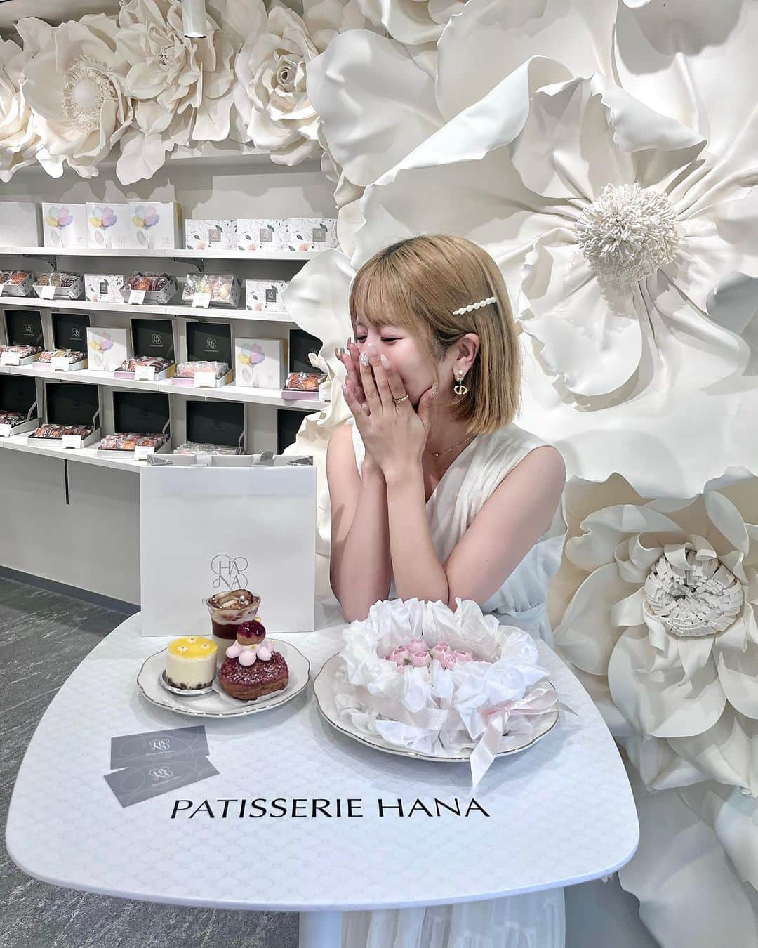 エリンコのインスタグラム：「🎂💐 . 9/25にオープンした @patisserie_hana2023 🎂💞 . 花束みたいなケーキが可愛いすぎる❣️❣️ プレゼントでもらっても とっても嬉しいよね💐 . PATISSERIE HANA銀座 📍東京都中央区銀座7-3-13ニューギンザビル1号館 アクセス：銀座駅より徒歩5分／新橋駅より徒歩5分 営業時間：12:00~22:30 定休日：年末年始 電話番号：03-6263-9292 . #銀座 #新橋 #ケーキ #ケーキ屋さん #銀座ケーキ #新橋ケーキ #cake  #東京カフェ #東京スイーツ #カフェ巡り #カフェ #東京カフェ巡り #tokyo#えりんコーデ #えりんこヘアアレンジ #えりんこカフェ巡り」