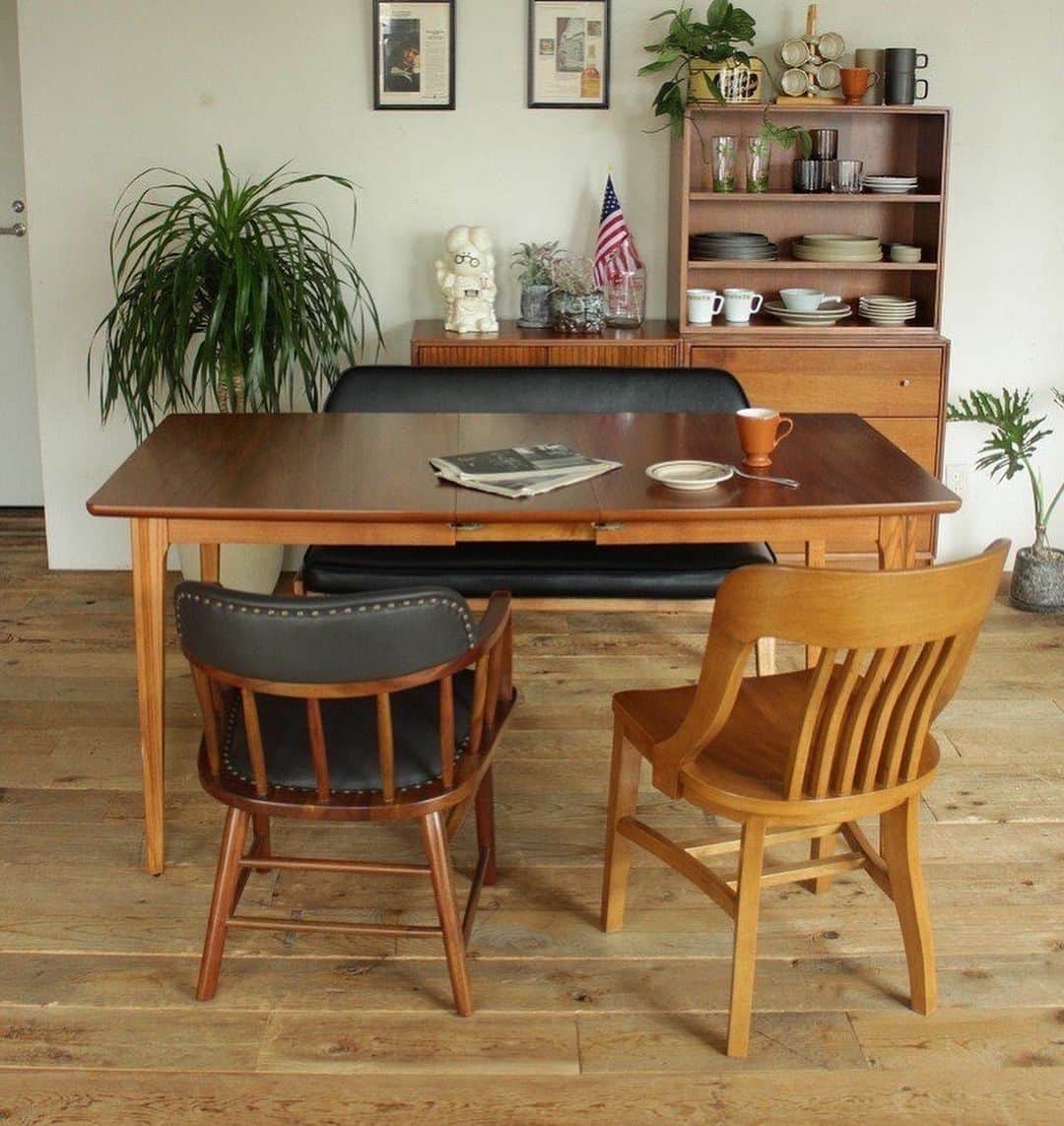 ACME Furnitureさんのインスタグラム写真 - (ACME FurnitureInstagram)「▪️BROOKS DINING TABLE   天板エッジの半円形の面形状やエクステンションシステムと金物など1960年代のミッドセンチュリーモダンを彷彿とさせるデザインです。  横幅は1300・1550・1800mmの3段階調節可能。 奥行きは850mmなので現代の日本の住宅でも使いやすいサイズです。  ▪️BROOKS SMALL SERVER  ▪️BROOKS SMALL CHEST  ▪️BROOKS STACKING SHELF  ▪️OAKS ARM CHAIR  ▪️BANK CHAIR   Contact:ACME Furniture MEGURO St. TEL:03-5720-1071 Email:acme-jsf@baycrews.co.jp  #brooksdiningtable #brookssmall #oaksarmchair #bankchair」9月29日 19時15分 - acme_furniture