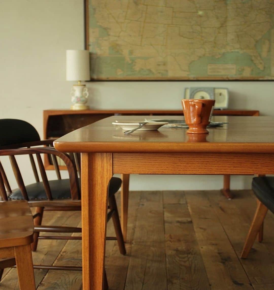 ACME Furnitureさんのインスタグラム写真 - (ACME FurnitureInstagram)「▪️BROOKS DINING TABLE   天板エッジの半円形の面形状やエクステンションシステムと金物など1960年代のミッドセンチュリーモダンを彷彿とさせるデザインです。  横幅は1300・1550・1800mmの3段階調節可能。 奥行きは850mmなので現代の日本の住宅でも使いやすいサイズです。  ▪️BROOKS SMALL SERVER  ▪️BROOKS SMALL CHEST  ▪️BROOKS STACKING SHELF  ▪️OAKS ARM CHAIR  ▪️BANK CHAIR   Contact:ACME Furniture MEGURO St. TEL:03-5720-1071 Email:acme-jsf@baycrews.co.jp  #brooksdiningtable #brookssmall #oaksarmchair #bankchair」9月29日 19時15分 - acme_furniture