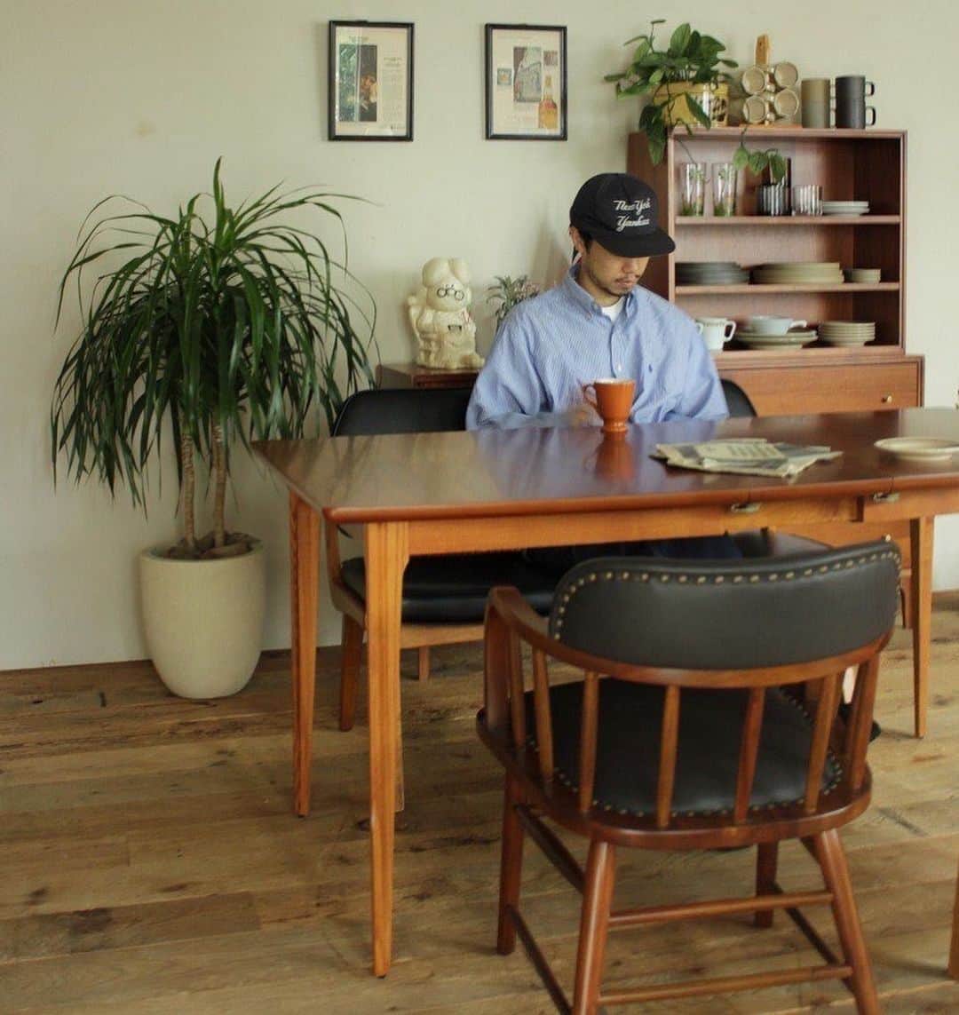 ACME Furnitureのインスタグラム：「▪️BROOKS DINING TABLE   天板エッジの半円形の面形状やエクステンションシステムと金物など1960年代のミッドセンチュリーモダンを彷彿とさせるデザインです。  横幅は1300・1550・1800mmの3段階調節可能。 奥行きは850mmなので現代の日本の住宅でも使いやすいサイズです。  ▪️BROOKS SMALL SERVER  ▪️BROOKS SMALL CHEST  ▪️BROOKS STACKING SHELF  ▪️OAKS ARM CHAIR  ▪️BANK CHAIR   Contact:ACME Furniture MEGURO St. TEL:03-5720-1071 Email:acme-jsf@baycrews.co.jp  #brooksdiningtable #brookssmall #oaksarmchair #bankchair」