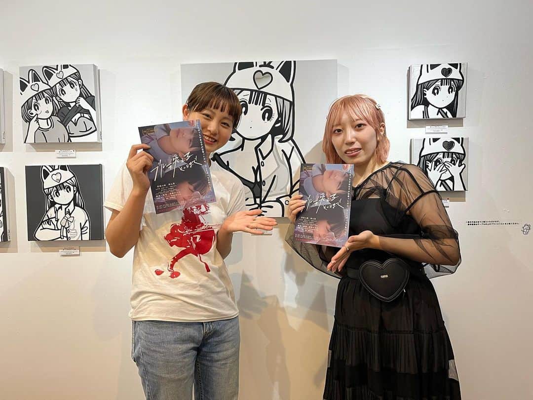 丸本凛のインスタグラム：「#武田かりん 監督が描いた作品の展示に💐 描かれている女の子がとてもキュートでテーマと合わせてみるとまた違う視点で見ることができてとても興味深かったです✨  かりんさんのサイン発見、、💘」