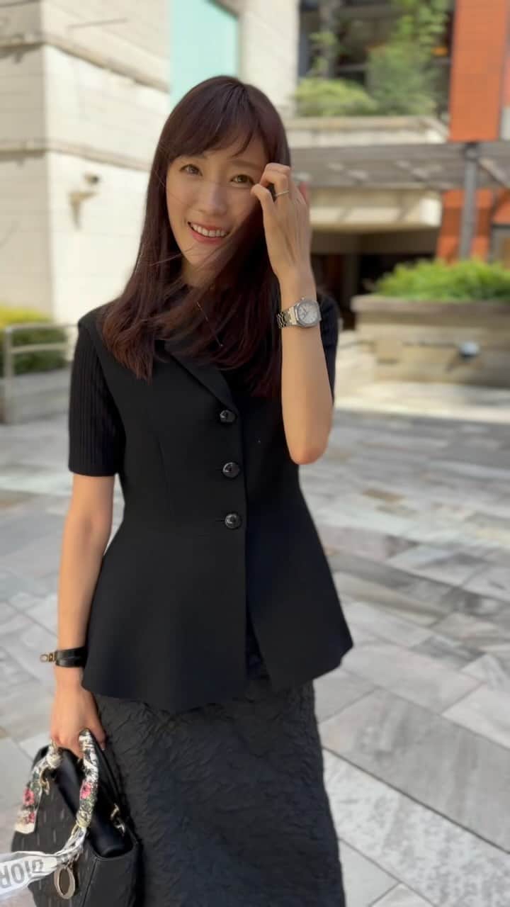 小林真由のインスタグラム：「ALL BLACK🤍 ⁡ @anayi_official のジレとブーツで秋らしく。 風の強い日でした🌪️ ⁡ ⁡ #ファッション #コーデ #ママコーデ #女の子ママ #男の子ママ #ママライフ #コーディネート #４歳 #3歳 #pr #anayi #アナイ」