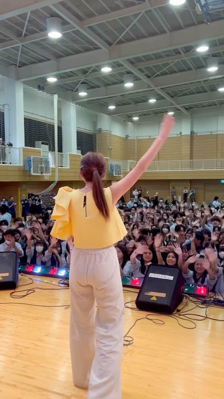 ericaのインスタグラム：「東京都立第三商業高等学校の学園祭にサプライズLIVEしてきましたー😆 みんなの笑顔、涙、全部嬉しくて全部最高でした‼️ 挫けそうになった時、この曲があなたのそばにありますように。 素敵な時間をありがとう✨  #学園祭 #サプライズ #LIVE #ガンバレ」