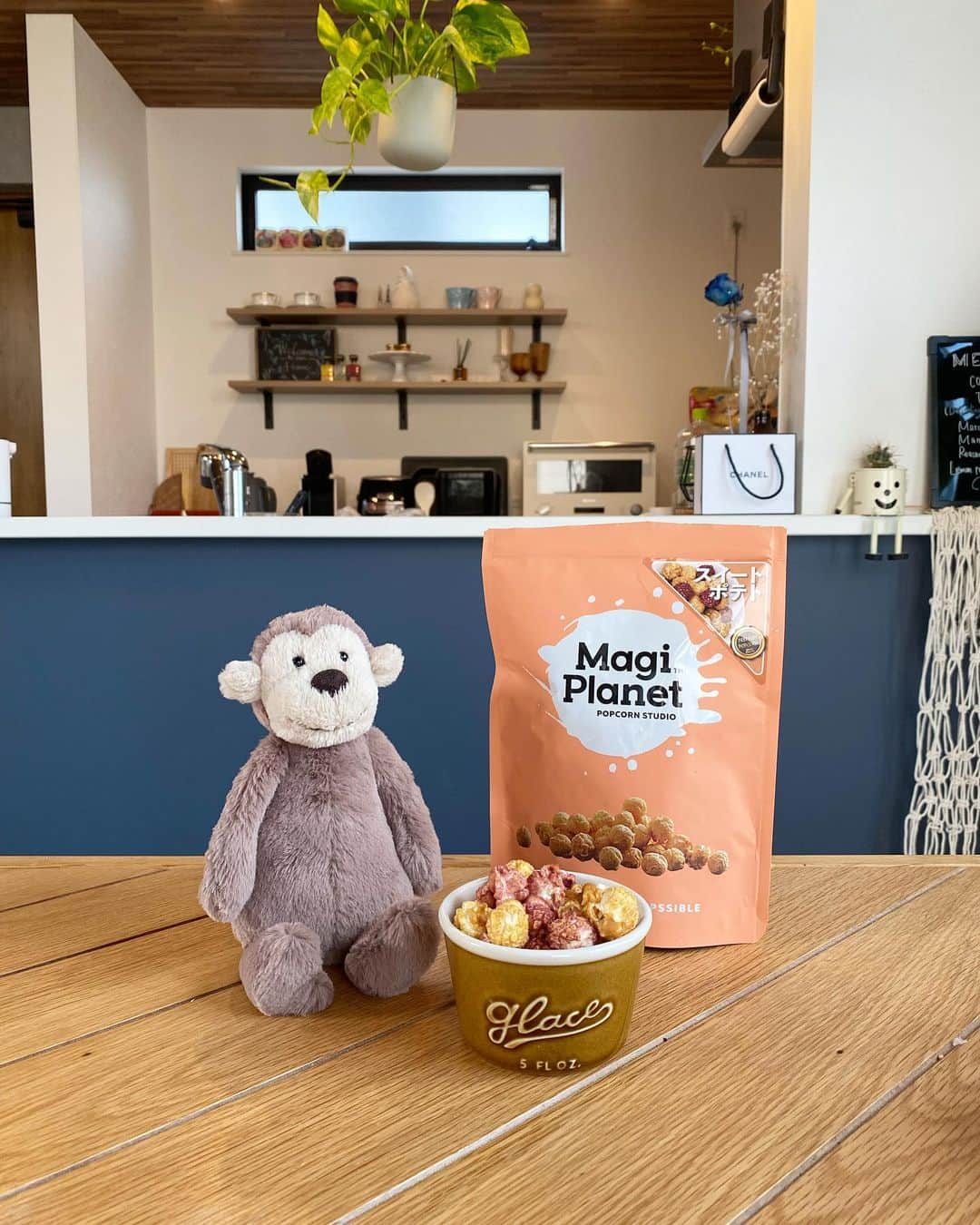 のインスタグラム：「海外で人気のポップコーン マギプラネット🫶お味はスイートポテト🍠食べた感想、めっちゃ芋！！🤣❣️ . まん丸で密度が高くて噛み応えが均一！ふわふわな珍しいポップコーンだよ🤤🎈 . そして驚いたのがなんと！ポップコーン、1袋で179カロリー！？低い！！最高❤️‍🔥また見つけたら買います🙋‍♀️ . #PR @magiplanetjapan #ポップコーン #マギプラネット #スイートポテト」