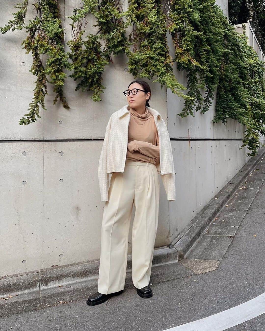 ETRÉ TOKYO ストアのインスタグラム：「@etretokyo  【9/28 New Arrival】 ㅤㅤㅤ ㅤㅤ #ETREハイネックガーゼロンTee WHITE / BEIGE / GREEN F size ¥11,000(tax in)  ㅤㅤㅤ  新宿スタッフ @etretokyo_sae 168cm  本社スタッフ @etretokyo_yuko 160cm  ㅤㅤㅤ 着用カラー：BEIGE  - - - - - - - - - - - - - - - - - - - - - - - - - - - -  商品詳細はTOPページURLよりチェック🔍 ›› @etretokyo_store  ㅤㅤㅤ スタッフコーディネートも毎日更新中【 #etretokyo_staff_ootd 】をフォロー🐿️  TOPページの"フォロー中"から 気になるスタッフのアカウントをフォロー🤝  ㅤㅤㅤ ㅤㅤ  - - - - - - - - - - - - - - - - - - - - - - - - - - - - ⁡  【INFORMATION】 ⁡ㅤㅤㅤ ⁡ ※ ルミネカード会員様限定で店舗通販のご利用が可能です。  ⁡ ※お電話がつながりにくい可能性がございます。 ⁡ ※また混雑時には入場制限及び 試着点数の制限を設けさせて頂きます。 予めご了承ください。 ⁡ ⁡ ご理解、ご協力を賜りますよう 心よりお願い申し上げます。   ㅤㅤㅤ 【LUMINE SHINJUKU STORE】 ETRÉ TOKYO ルミネ新宿2店 TEL：03-5989-0979  ー営業時間ー (平日、土日祝)11:00-21:00 ⁡  #etretokyo#etre#fashion#etretokyoshinjuku #etre#2023etre#etretokyo_staff_ootd#2023aw #大人ファッションコーデ #シンプルスタイル #白黒コーデ  #オトナカジュアルコーデ #ワントーンコーディネート #ニットビスチェ」