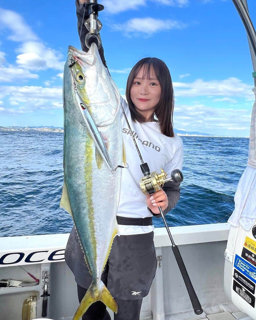 伊賀愛優菜のインスタグラム：「･ 9/23.24 シーパラダイスでの釣果！ 明石でジギング🌊🌊  「 jig: SHIMANO  Long Waver 290g Full silver」  24日は鰤が船中4本で そのうち2本ゲット👍🏻✨️  鰤2本とも、かなり体高良かった！ 底から5mでタチパターン(ベイトがタチウオのパターン)のしゃくりが良かったです スローなワンピッチを2.3回して フォールを入れる。これを2.3回繰り返す この日はこのパターンでヒットさせました😊  1匹目は 掛けてからドラグ出されてかなり引いてたし 5mぐらい食いあげていきなりテンション抜けたりしながらも やり取りしながらバレずにGET✊💖  2匹目は底から5.6mぐらいでヒットして 1匹目と変わらないぐらい 重量感もあったし、2匹目ということもあって あがってくるまで時間かかってました🤣  そして、(3枚目)サワラも しっかりタチパターンでゲットして 切られる事無く上げれました☺️   数少ない鰤をどうやったら食わせられるか ヒットさせられるかや、 切られやすいサワラをどう切られずに 上げてこれるか考えながらする釣りは さらに魅了されるなと感じました☺️✨  ･ タックルデータ ロッド : SHIMANO  OCEA JIGGER FULLBEND B60-3 リール: SHIMANO  22NEW OCEA CONQUEST 300HG ジグ:SHIMANO OCEA Longwaver 290g Full silver ライン: TORAY  Jigging PE Power Game X8 1.5号 リーダー: TORAY  PowerGame LURE LEADER FLUORO 20lb ･ #オフショア #ジギング #釣り #青物ジギング #明石ジギング #鰤  #オシア #ocea」