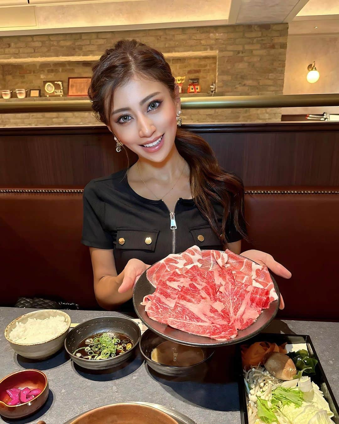 YURIKAのインスタグラム：「🍲🥢  北新地のしゃぶしゃぶきらく姉妹店が グルマンディーズ長谷川シェフ監修のもと 東京に上陸します✨ @shaburakutei   10/1オープン予定で 先日プレオープンに 招待して頂きました🥰  歌舞伎町のど真ん中という立地に ガラス張りの綺麗な店内✨ カウンターとテーブル席があります☺️  牛豚ミックスセットL（肉2倍）2750円で こんなしっかりした量のお肉と 野菜、うどんが付いて ご飯もおかわりし放題😍  霜降りの牛肉と甘みのある豚肉 この値段で食べれるのは感動👏  タレはポン酢、胡麻だれで 七味、にんにく、ねぎ、コチュジャンで 色んな味を楽しめます💖  コスパよくしゃぶしゃぶを楽しめるので 新宿ごはんにおすすめです🤍🤍🤍  #しゃぶしゃぶ #しゃぶらく亭 #新宿 #歌舞伎町 #新宿グルメ #東京グルメ  #新宿ディナー #肉 #肉スタグラム #美味しいもの #美食 #映えグルメ #グルメスタグラム #食べログ #グルメ女子 #美味しいもの好きな人と繋がりたい #tokyo #shinjuku ##meet #genic_food #niku #instafood #foodie」