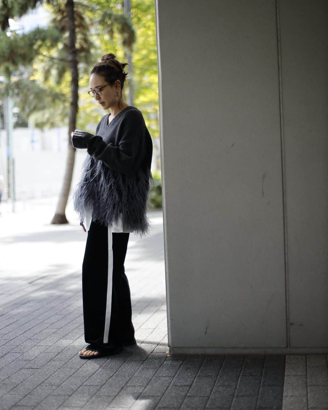 Kojima reikoのインスタグラム：「...  @coaw__   feather knit/ grey velor pants/ green 3way shirt/ white  シャツの下の部分をスカートのように 重ね着させて。 長めに垂れるベルトがお気に入りです。  #coaw @baycrews」