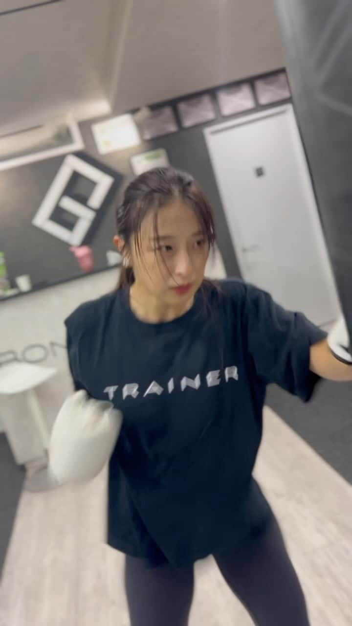 緒方ありさのインスタグラム：「有酸素🥊 . 筋トレしてても痩せない っていう相談を受けるんだけど、 そういう人は有酸素取り入れてみて😉 .  #筋トレ　#トレーニング #腹筋　#ハンギングレッグレイズ  #ダイエット　#ありトレ #フィットネス　#ワークアウト #マッチョ　#ボクシング女子  #fitness #workout #showme  #gym #gymgirl #herthylifestyle  #fitnessmotivation  #pullups  #팔로우  #바디프로필 #일상　#일상기록　#오오티디　#패션그램스타그램」