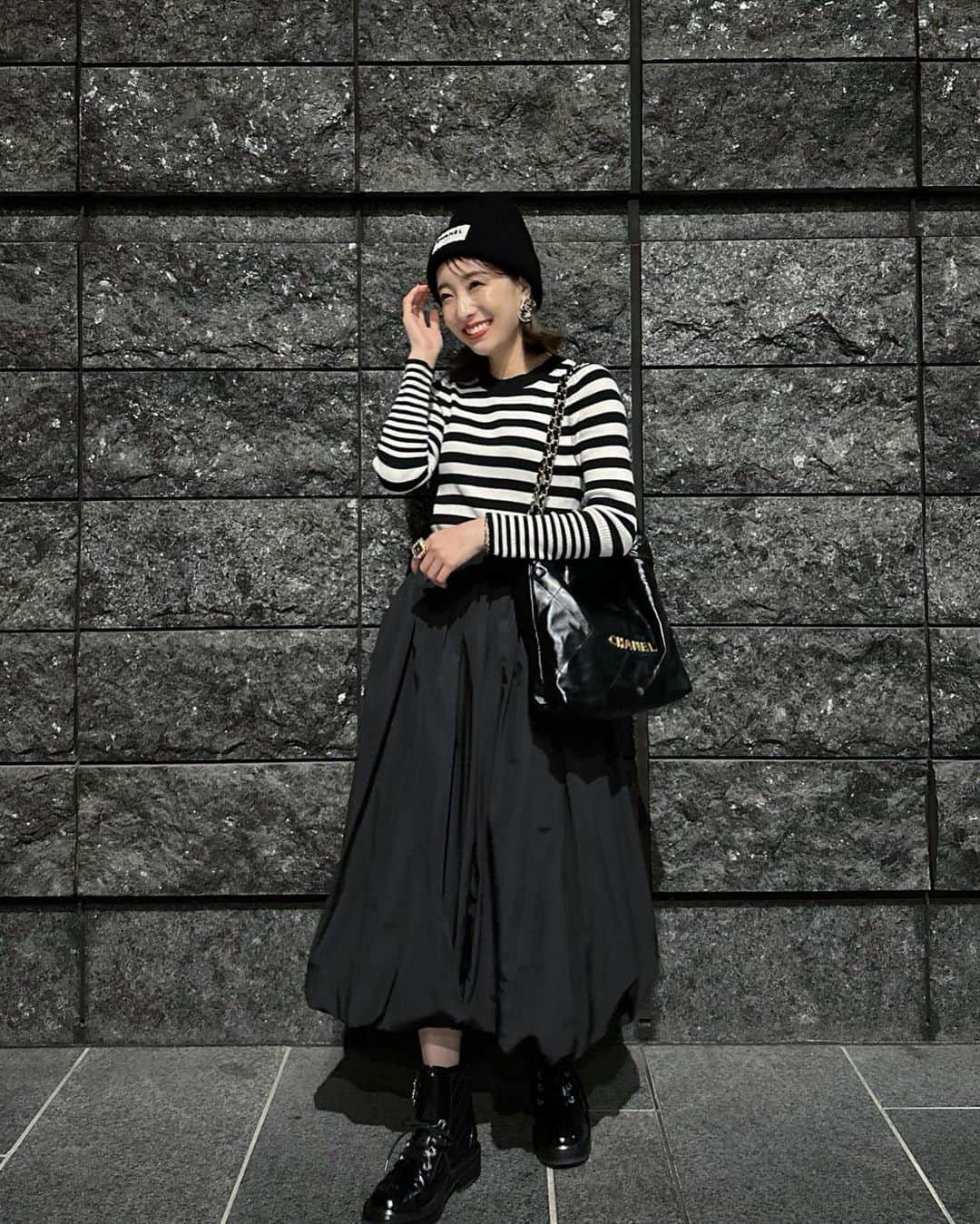 冨張愛さんのインスタグラム写真 - (冨張愛Instagram)「Border & Balloon🖤🎈 とても好きなコーデ。  knit & skirt ... #beatrice @beatrice_fsf  knitcap, boots, bag ... #chanel #chanelshoes @chanelofficial」9月29日 19時22分 - megumitomihari