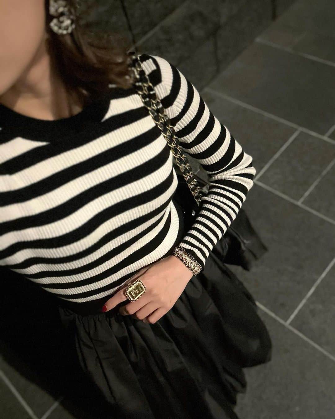 冨張愛さんのインスタグラム写真 - (冨張愛Instagram)「Border & Balloon🖤🎈 とても好きなコーデ。  knit & skirt ... #beatrice @beatrice_fsf  knitcap, boots, bag ... #chanel #chanelshoes @chanelofficial」9月29日 19時22分 - megumitomihari