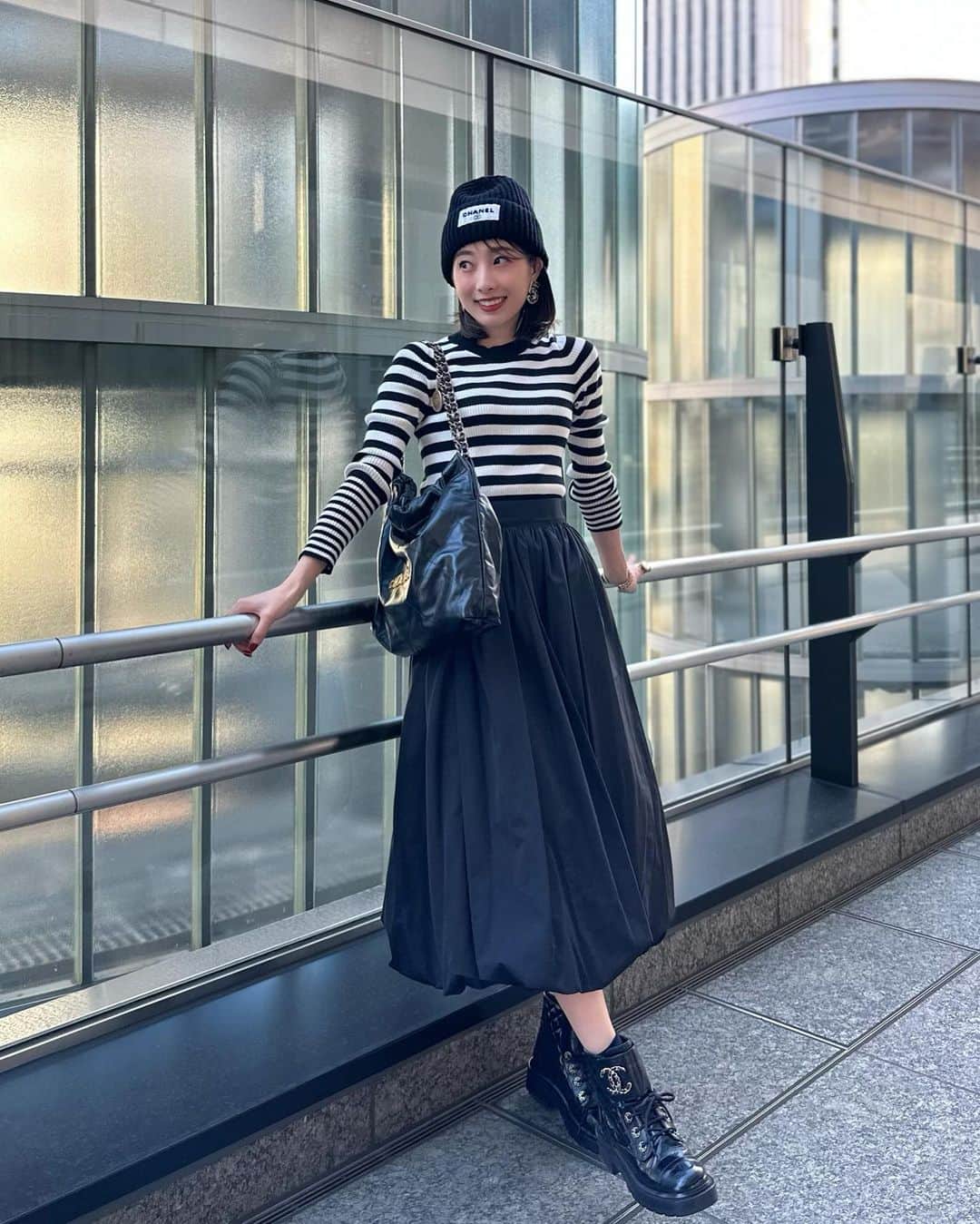 冨張愛さんのインスタグラム写真 - (冨張愛Instagram)「Border & Balloon🖤🎈 とても好きなコーデ。  knit & skirt ... #beatrice @beatrice_fsf  knitcap, boots, bag ... #chanel #chanelshoes @chanelofficial」9月29日 19時22分 - megumitomihari