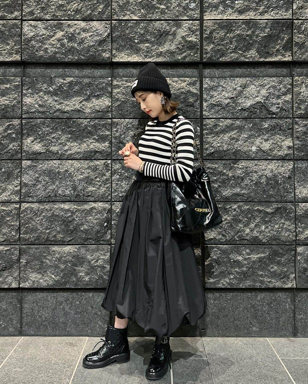 冨張愛さんのインスタグラム写真 - (冨張愛Instagram)「Border & Balloon🖤🎈 とても好きなコーデ。  knit & skirt ... #beatrice @beatrice_fsf  knitcap, boots, bag ... #chanel #chanelshoes @chanelofficial」9月29日 19時22分 - megumitomihari