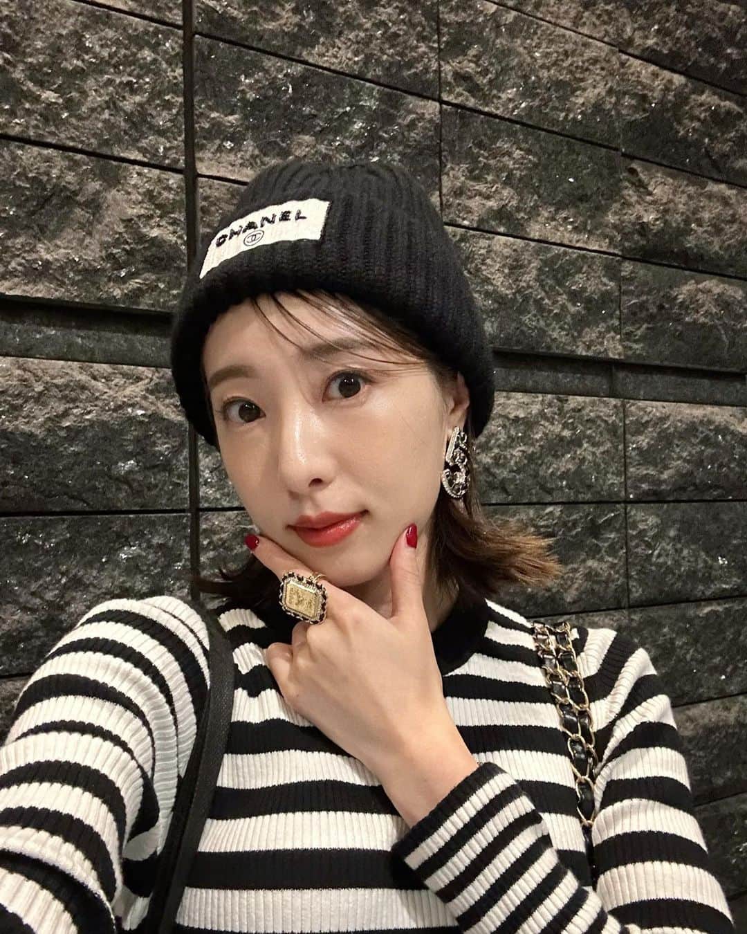 冨張愛さんのインスタグラム写真 - (冨張愛Instagram)「Border & Balloon🖤🎈 とても好きなコーデ。  knit & skirt ... #beatrice @beatrice_fsf  knitcap, boots, bag ... #chanel #chanelshoes @chanelofficial」9月29日 19時22分 - megumitomihari