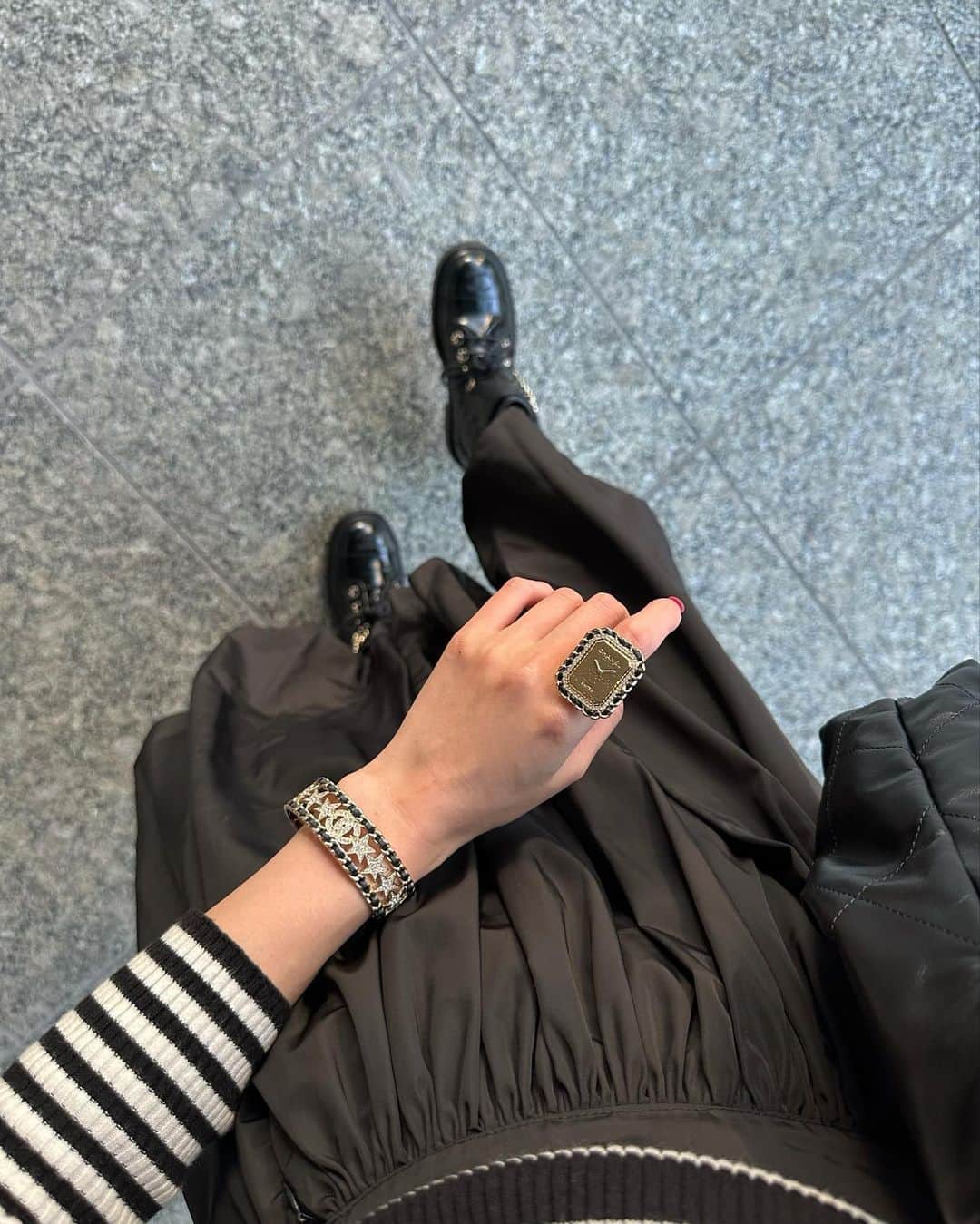 冨張愛さんのインスタグラム写真 - (冨張愛Instagram)「Border & Balloon🖤🎈 とても好きなコーデ。  knit & skirt ... #beatrice @beatrice_fsf  knitcap, boots, bag ... #chanel #chanelshoes @chanelofficial」9月29日 19時22分 - megumitomihari